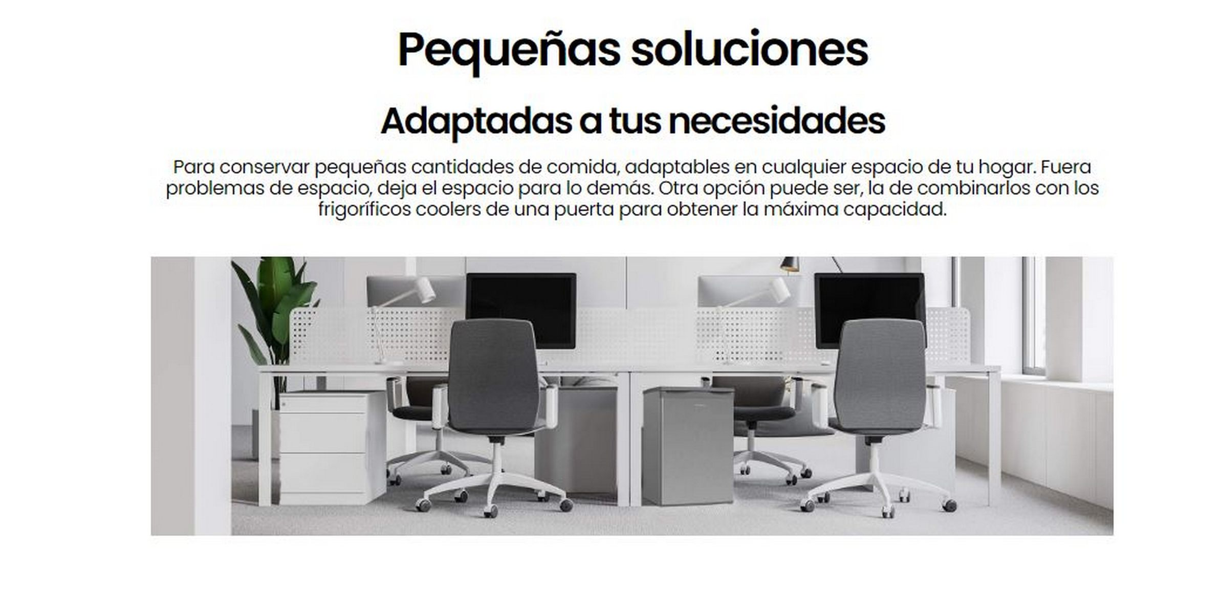 Oficina con escritorios, computadoras y un refrigerador pequeño. Escritorios blancos, sillas grises y refrigerador.