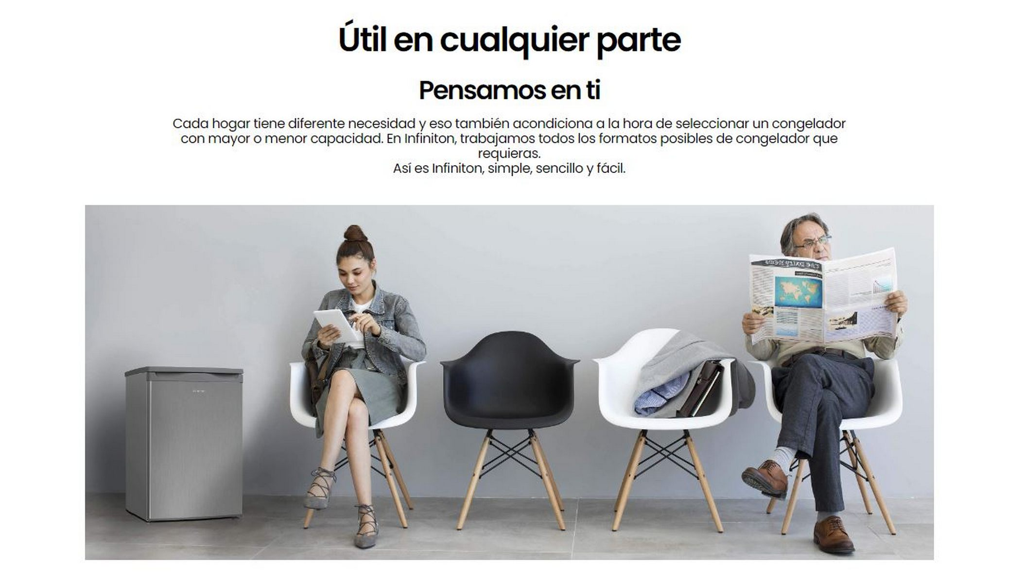 Personas sentadas en una sala de espera, con texto en español y un pequeño frigorífico plateado.