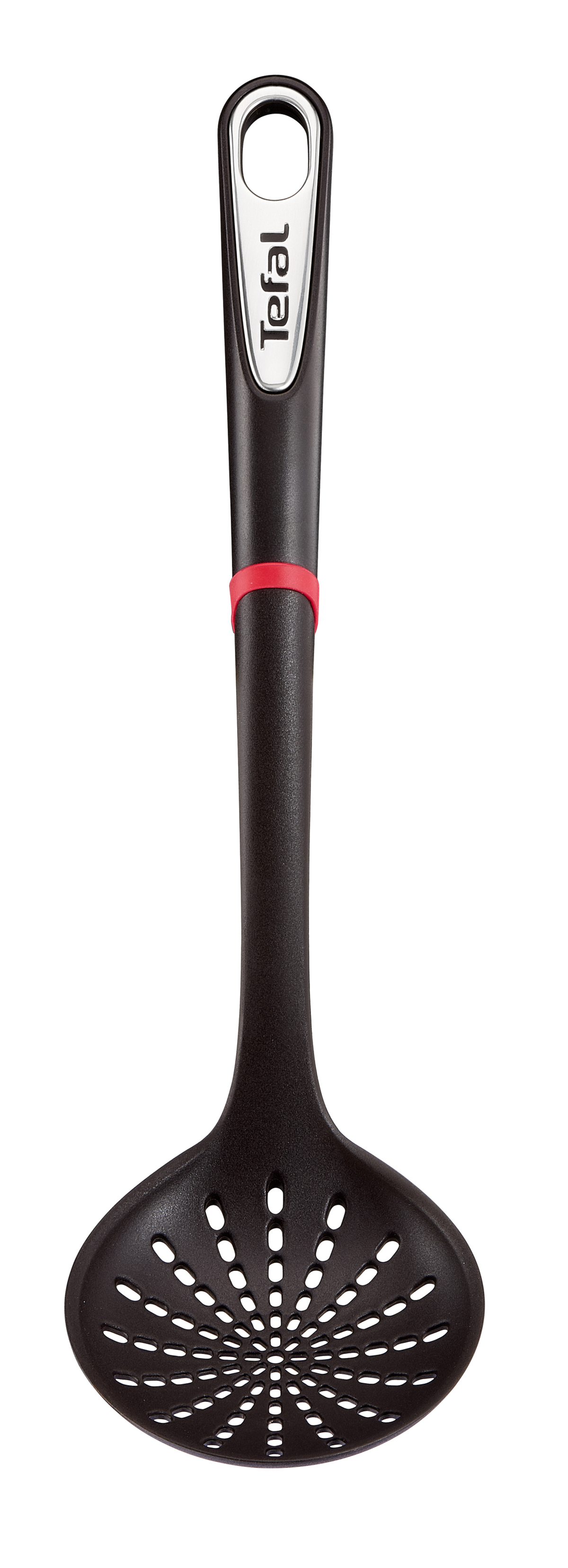 Cucchiaio forato nero con accento rosso sul manico e logo Tefal bianco. Isolato su bianco.