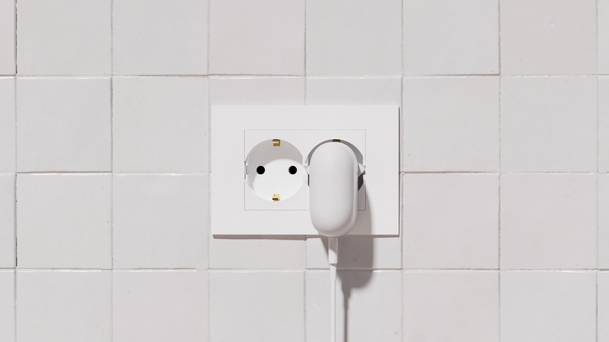 Un muro bianco con una presa elettrica bianca e una presa intelligente bianca inserita.
