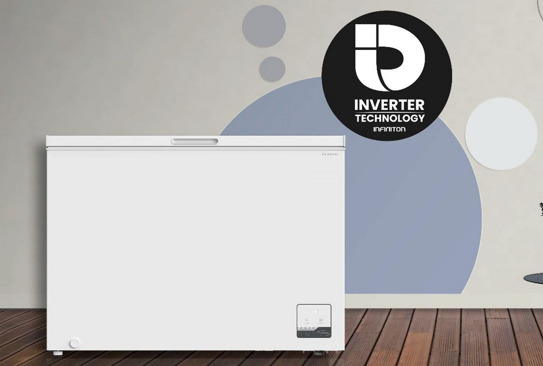 Congelador blanco con logotipo de tecnología Inverter y suelo de madera.