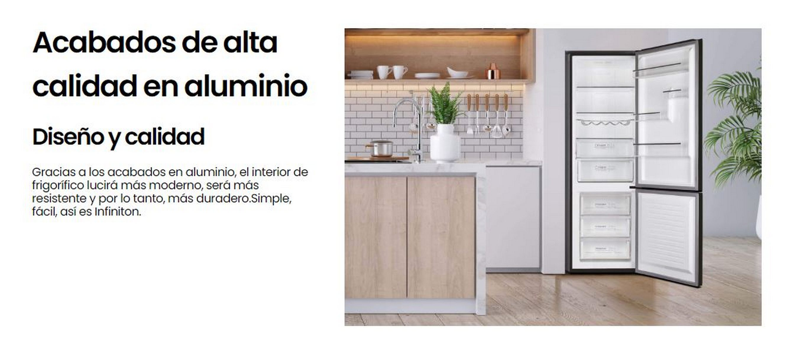Refrigerador con puerta abierta. Cocina con encimera blanca y gabinetes de madera.