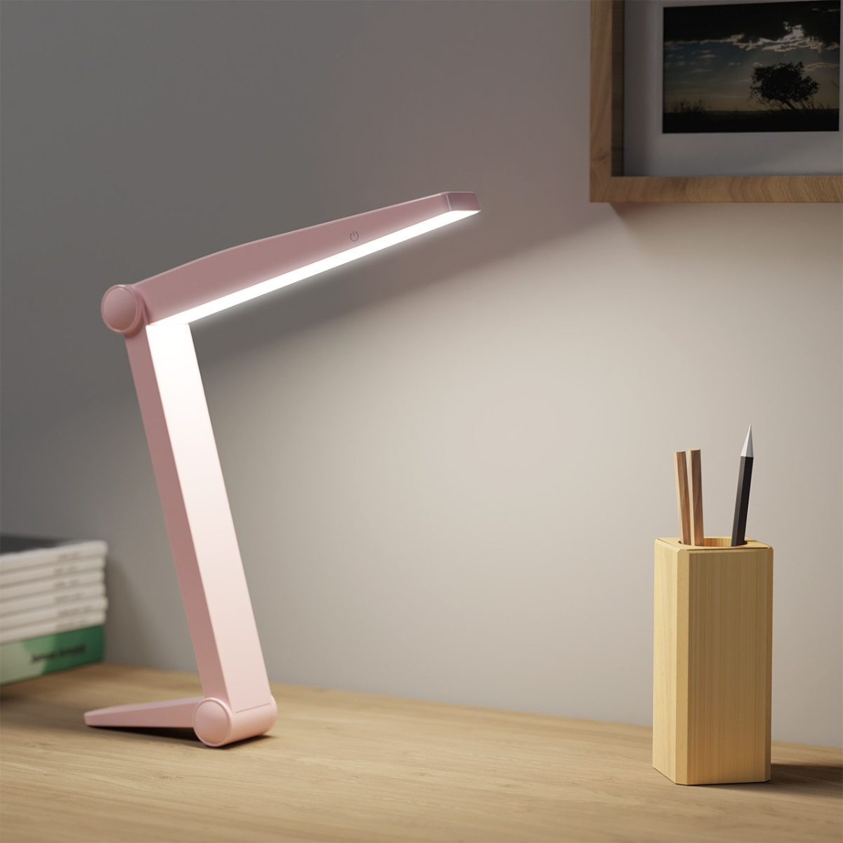 Eine rosa Schreibtischlampe in Gebrauch. Die Lampe ist verstellbar, mit einem Lichtstrahl auf einen Schreibtisch gerichtet.