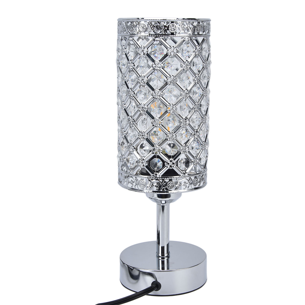Silberne Lampe mit Diamantenmuster auf einem Ständer. Schwarzes Kabel sichtbar.