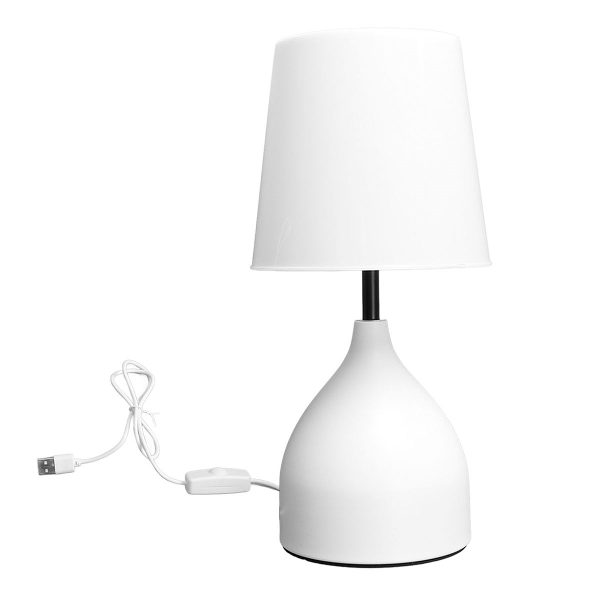 Weiße Tischlampe mit konischem Schirm, schwarzem Stiel und USB-Kabel.