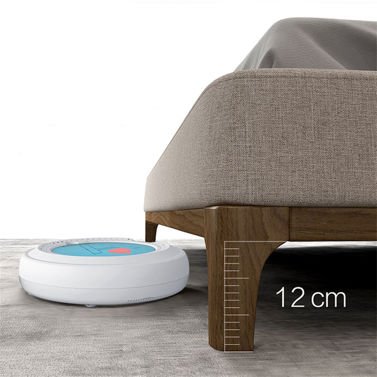 Ein weiß-blauer Roboter-Staubsauger unter einem Bett, zeigt 12 cm Freiraum.