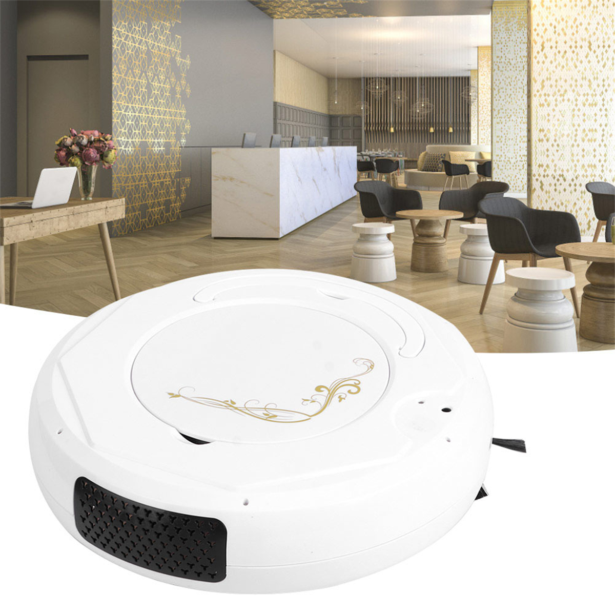 Ein weißer Roboter-Staubsauger in einem modernen Raum mit Tischen, Stühlen und einem Laptop auf einem Tisch.