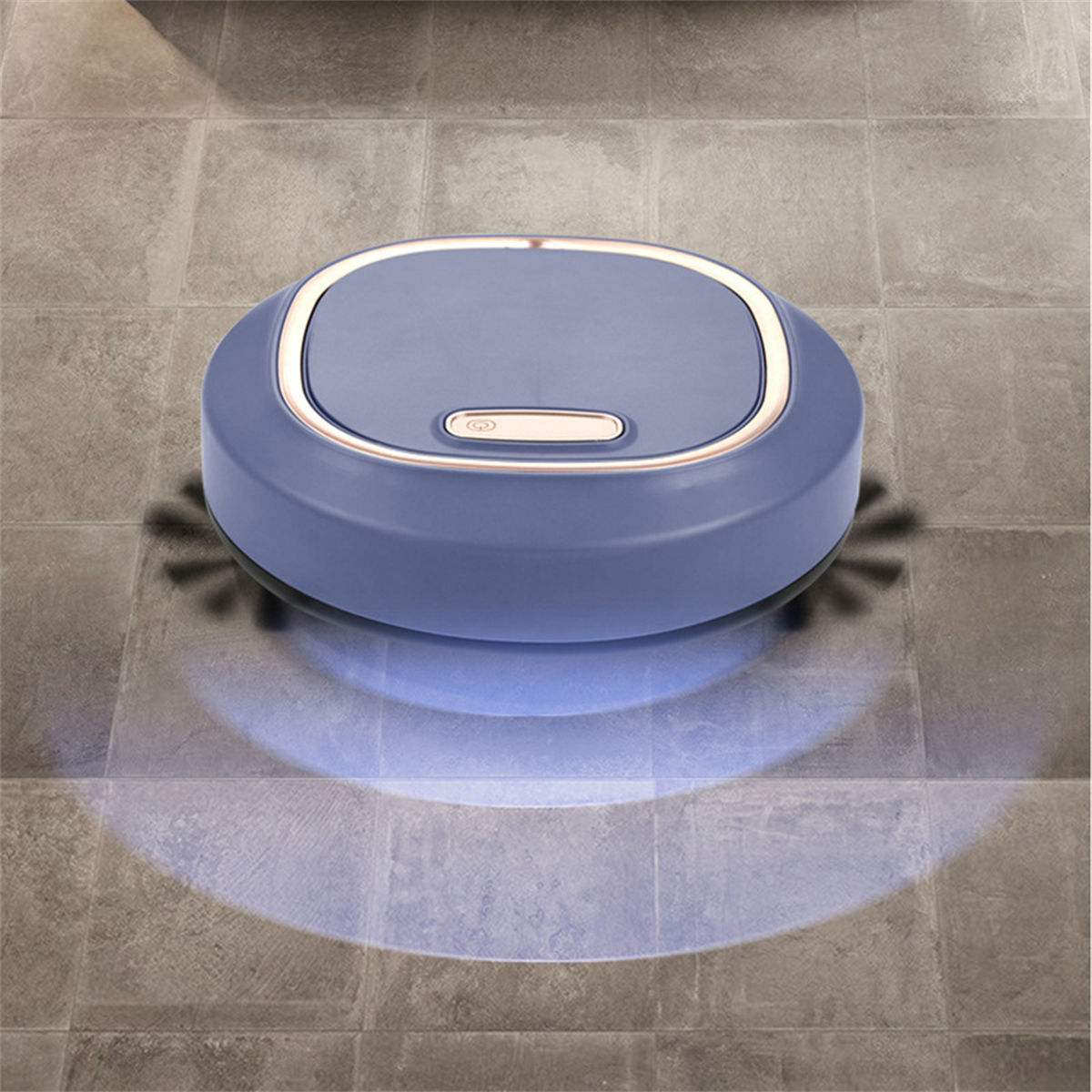 Blauer Roboter-Staubsauger auf grau gefliestem Boden. Kreisförmige Form, goldener Rand und Lichtprojektion.