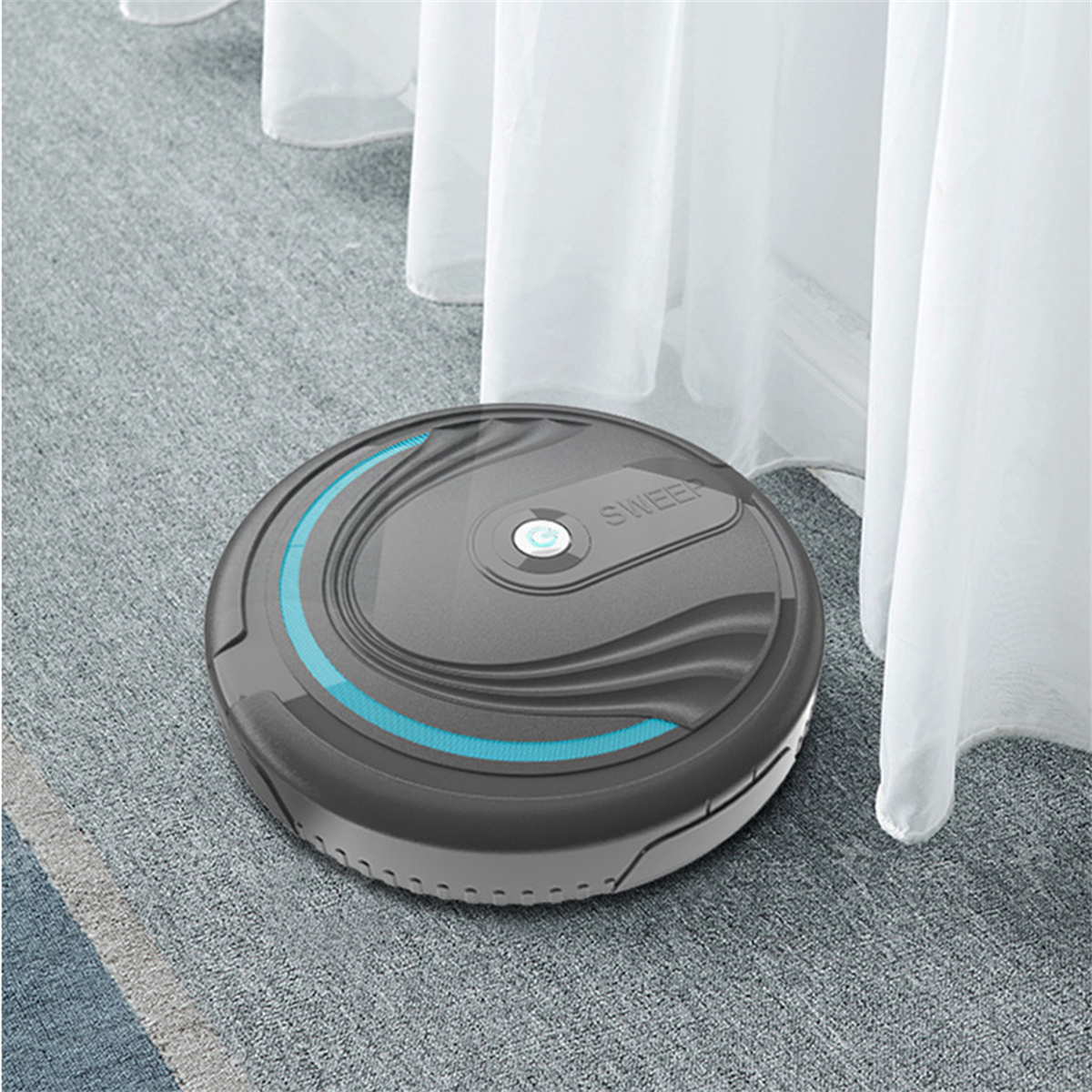 Grauer Roboterstaubsauger auf grauem Teppich, in der Nähe eines weißen Vorhangs.
