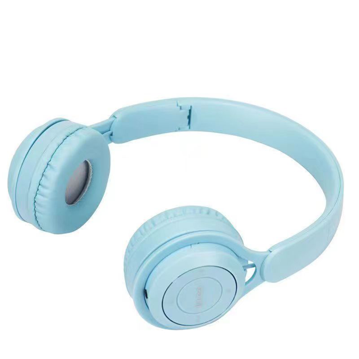 Hellblaue Kopfhörer. Abgerundetes Design und Over-Ear-Stil.