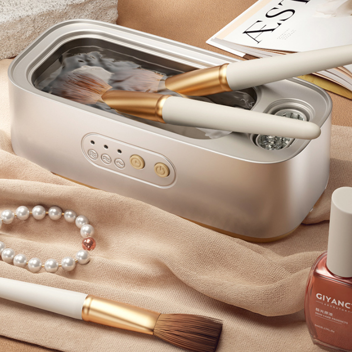 Make-up Pinselreiniger mit Pinsel, Perlen und Nagellack.