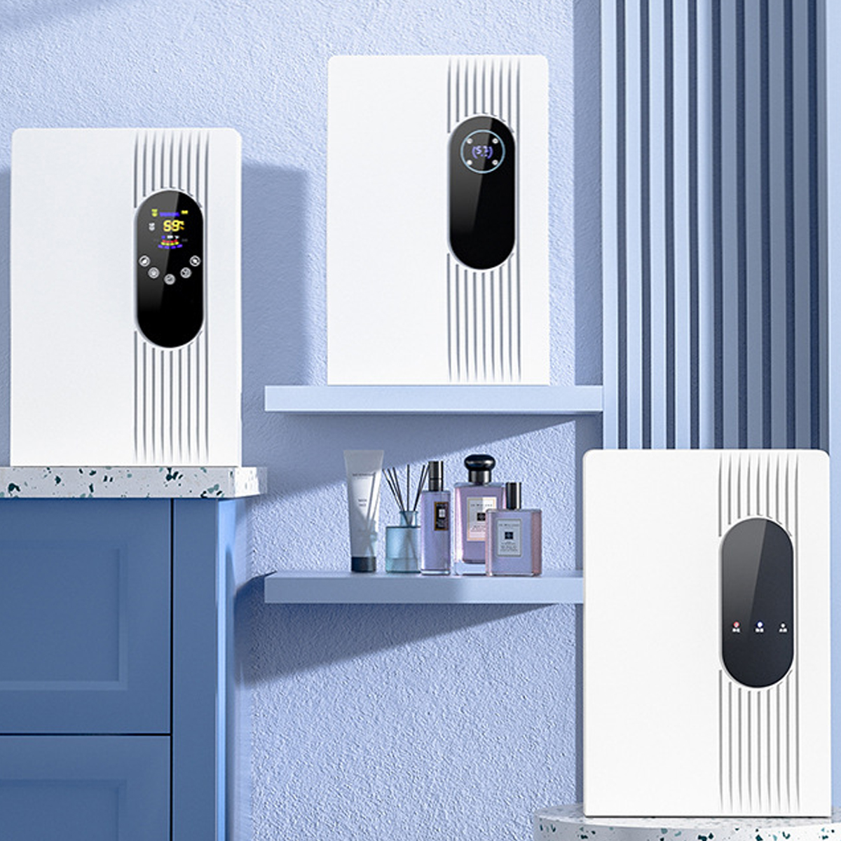 Trzy białe oczyszczacze powietrza montowane na ścianie z czarnymi owalami, półka z produktami.