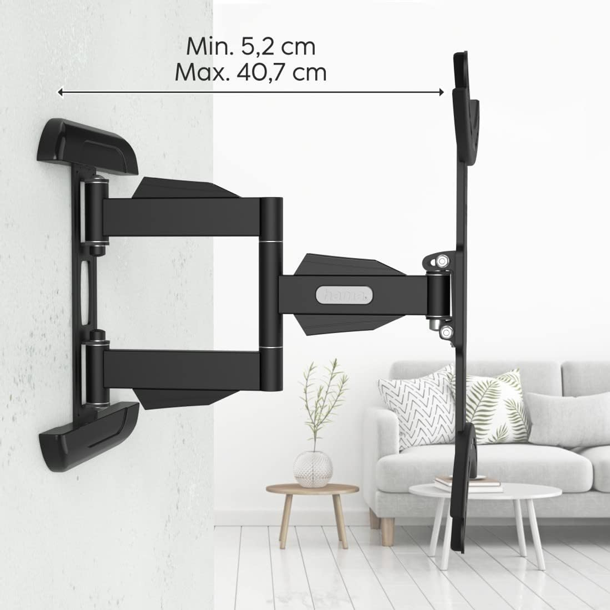 Un soporte de pared para TV negro, montado en una pared blanca, con un televisor adjunto.