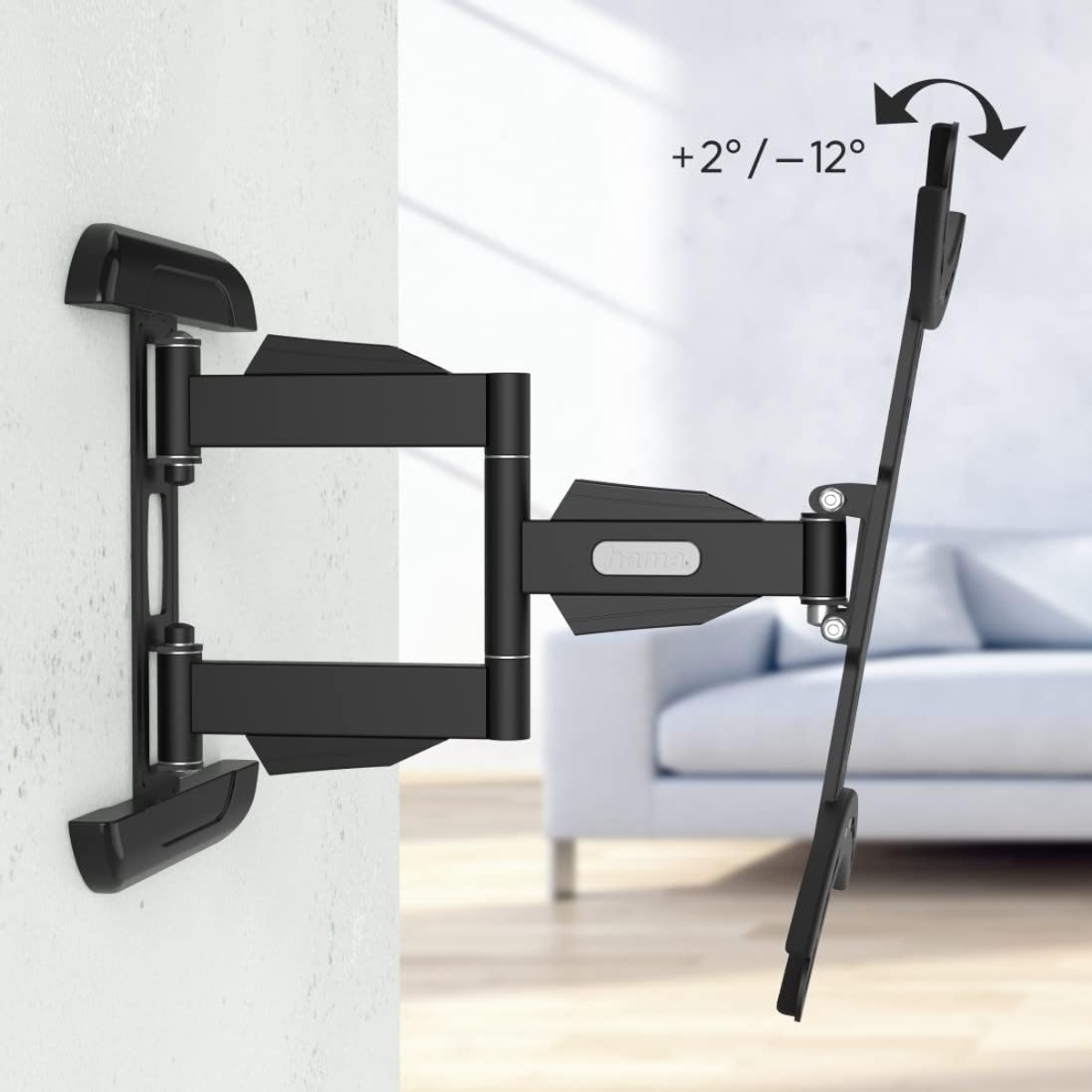 Soporte de pared de TV negro en pared blanca. Flechas indican rango de inclinación. Sofá en el fondo.