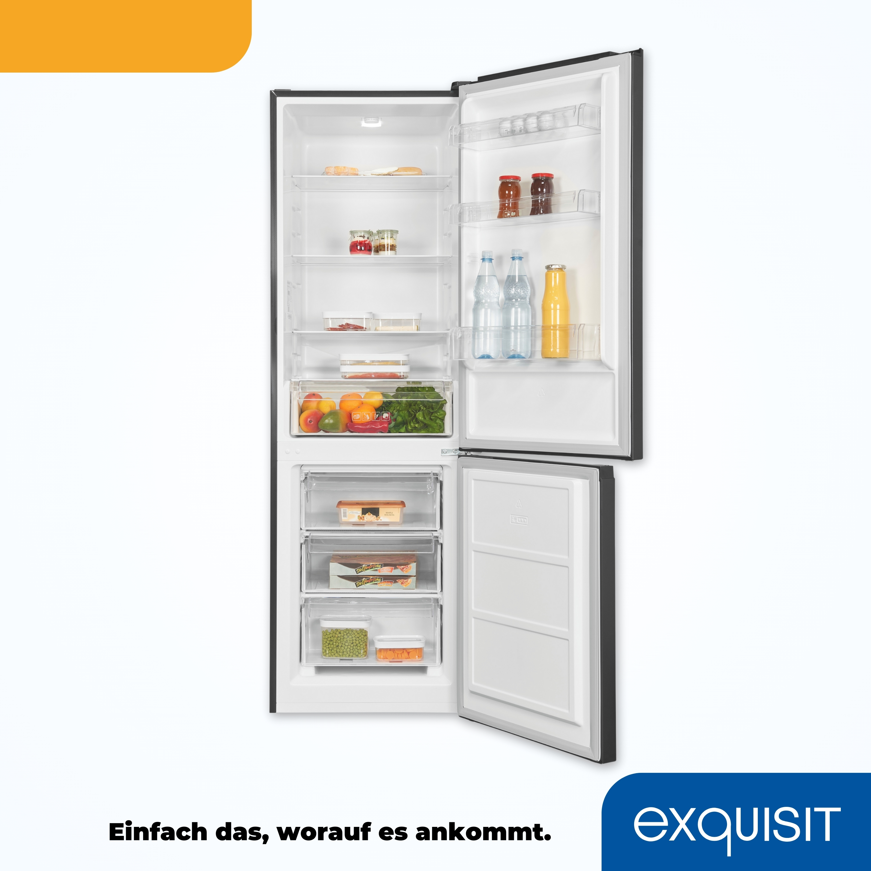 Kühlschrank mit offener Tür, zeigt Regale mit Lebensmitteln und Getränken. Weißer Innenraum.