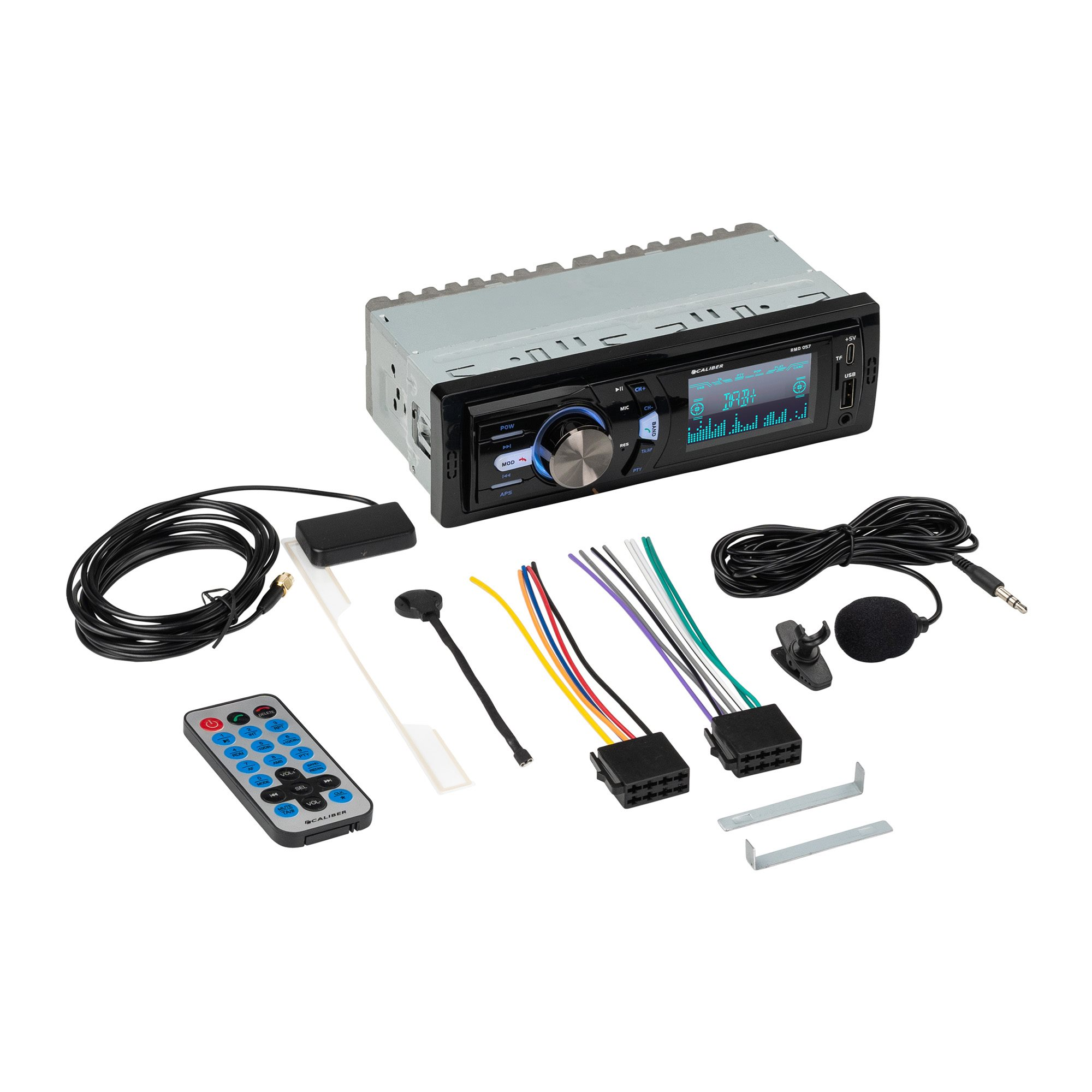 Autoradio met accessoires. Inclusief antenne, afstandsbediening, microfoon en draden. Witte achtergrond.