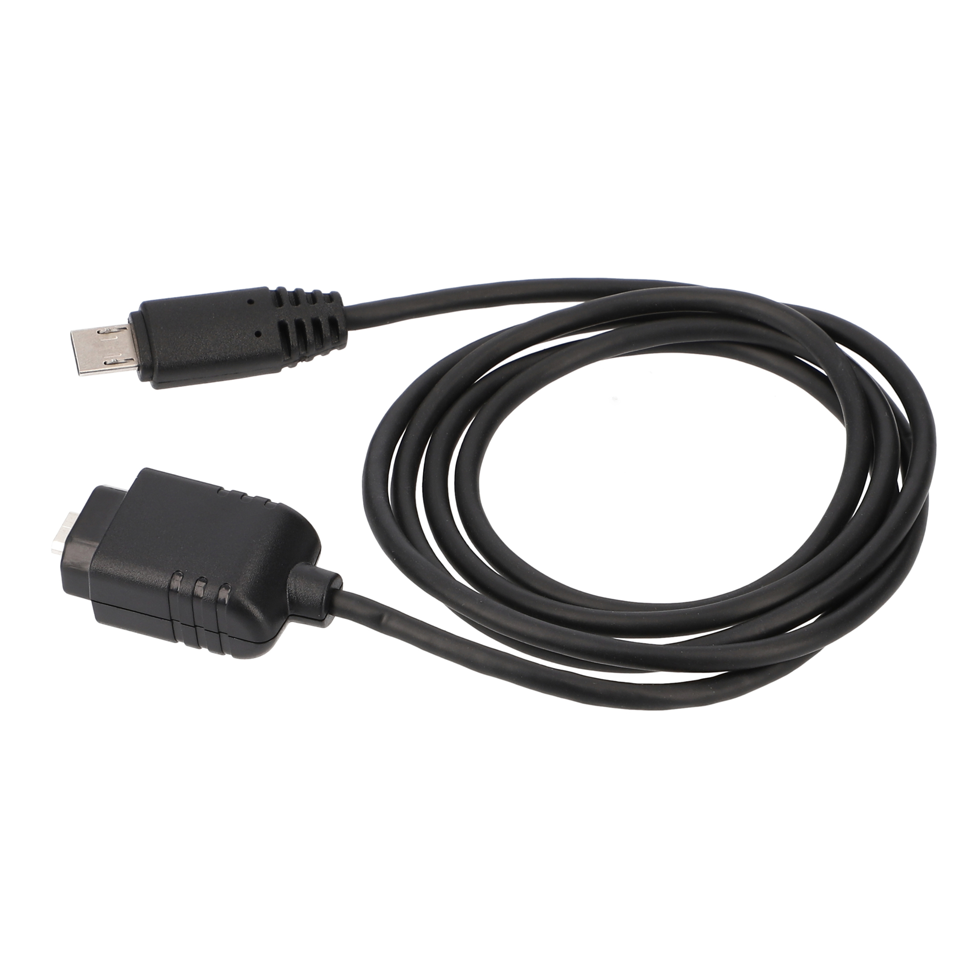 Schwarzes USB-Kabel mit zwei Steckern, einem Mikro- und einem größeren rechteckigen. Das Kabel ist auf weißem Hintergrund.