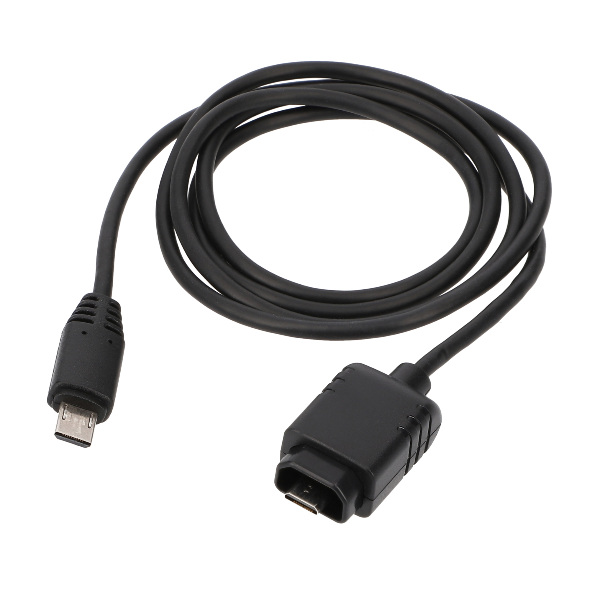 Schwarzes Kabel mit zwei Anschlüssen, einem Micro-USB und einem größeren quadratischen Anschluss.