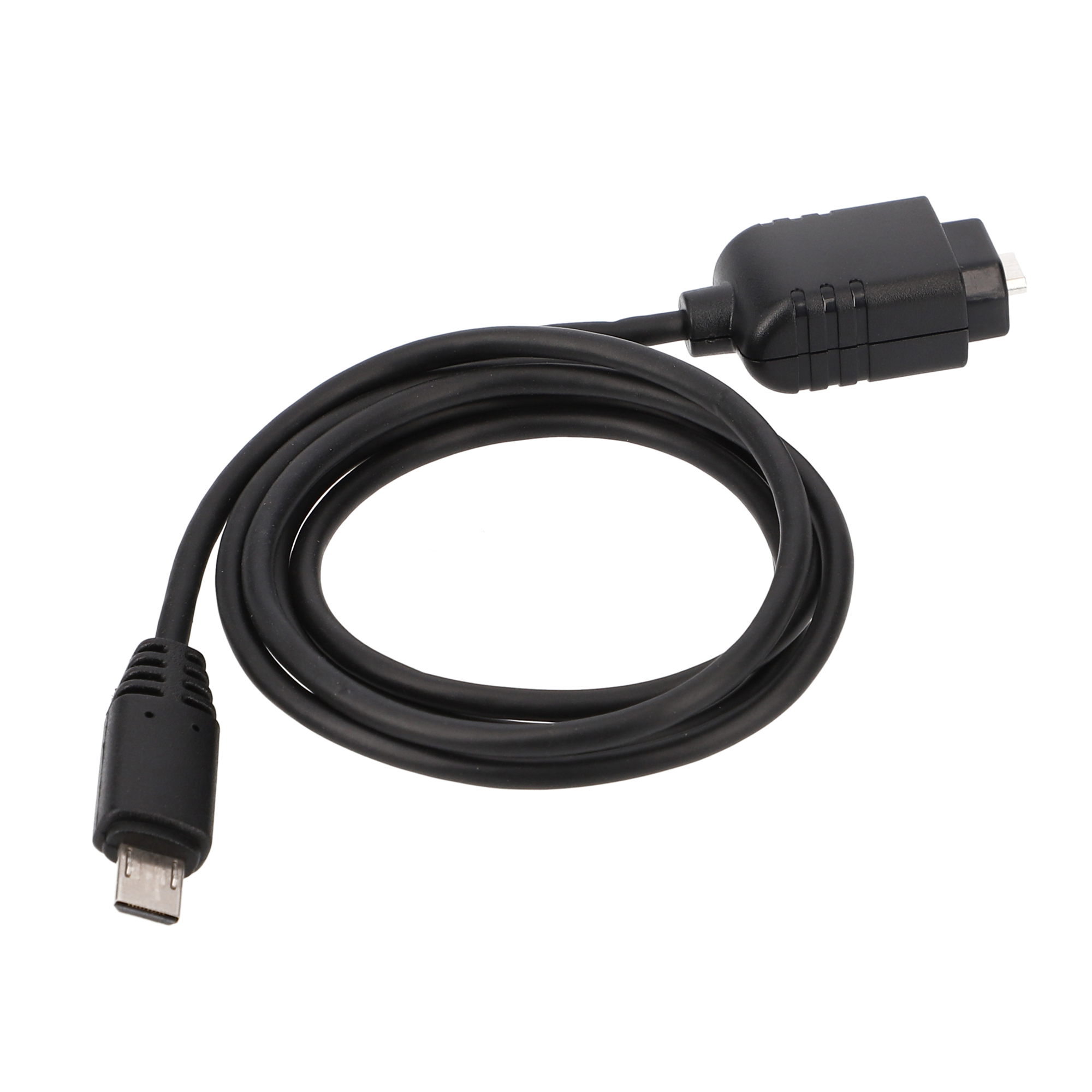 Ein schwarzes USB-zu-Micro-USB-Kabel, auf weißem Hintergrund aufgerollt, und ein schwarzer Stecker.