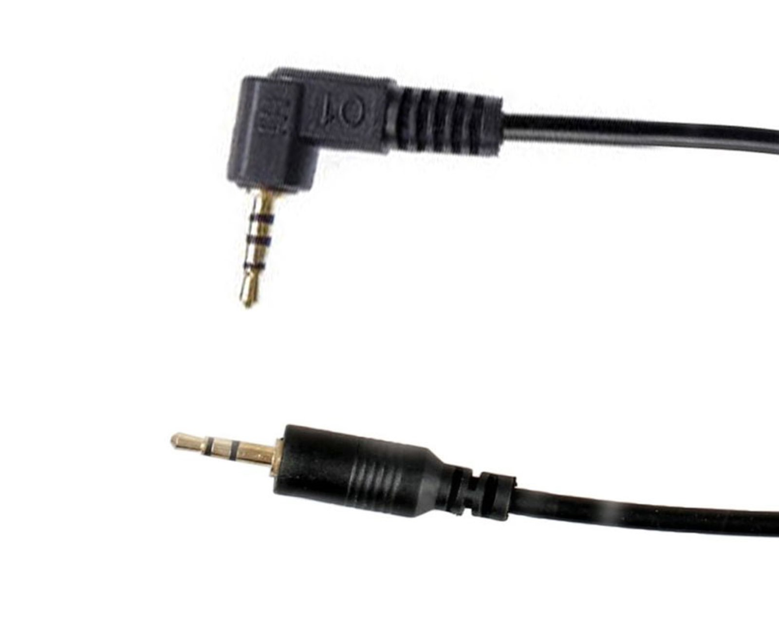 Zwei schwarze Audioanschlüsse mit goldener Spitze und schwarzem Kabel. Die Anschlüsse sind auf weißem Untergrund.