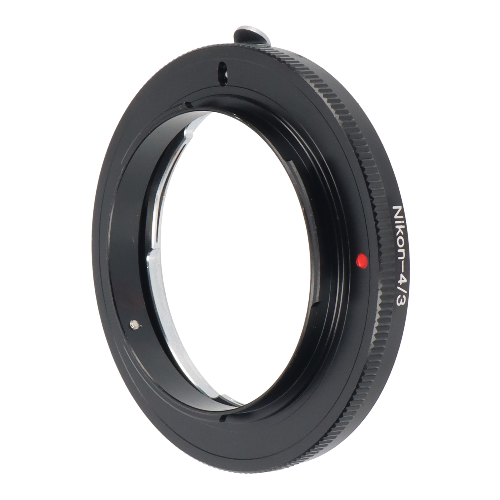 Ein schwarzer Nikon-4/3 Objektivadapter mit rotem Punkt und silbernem Ring.