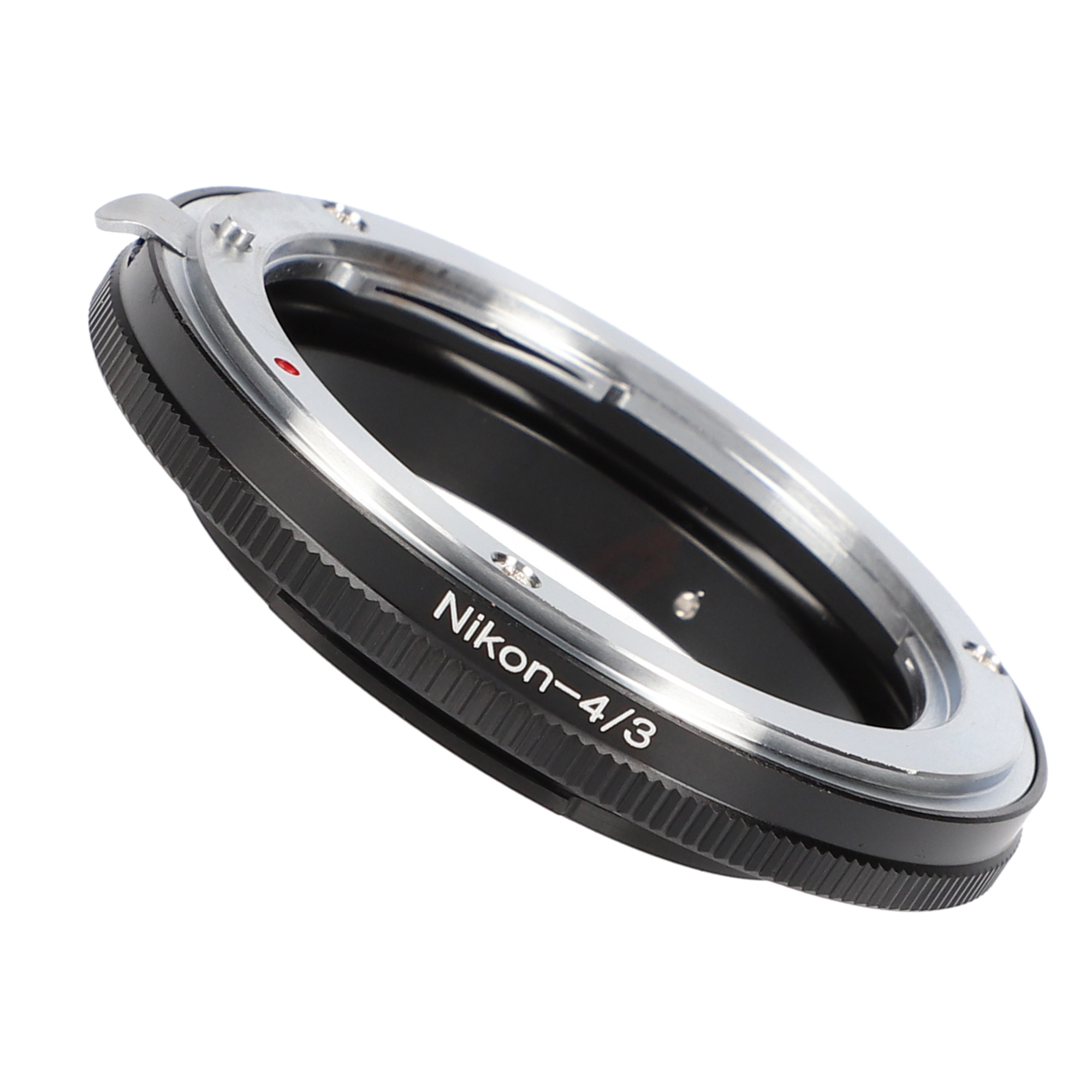Nikon-4/3 Objektivadapterring, schwarz und silber, mit Nikon-4/3 Text, schräg auf weißem Hintergrund.