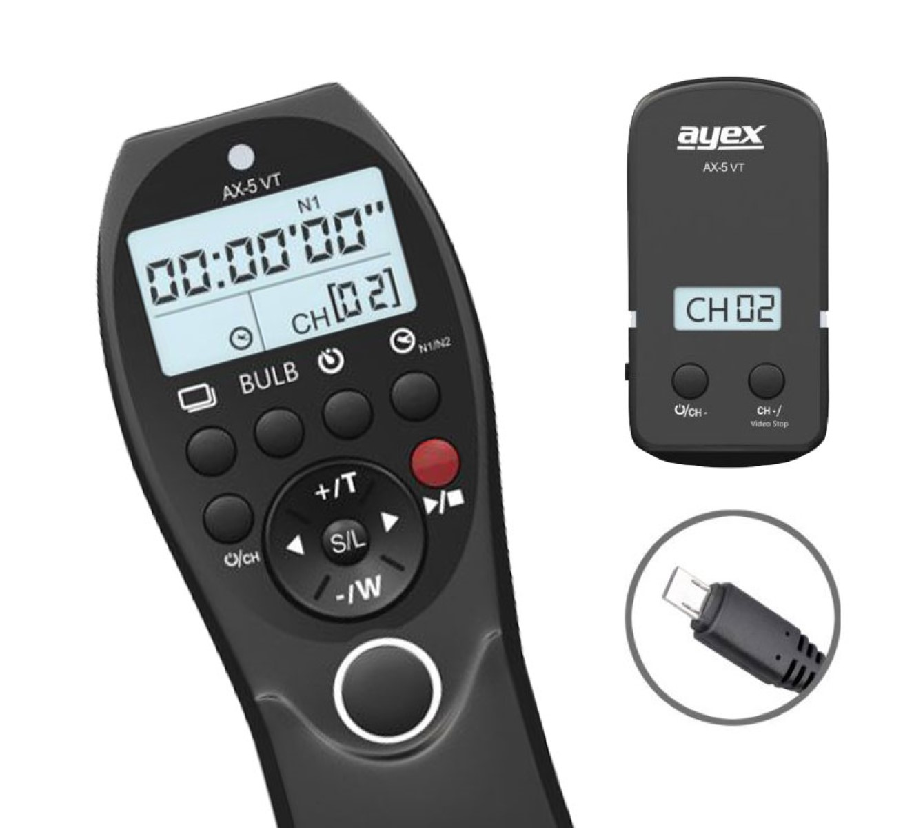 Eine schwarze Fernbedienung mit Bildschirm und mehreren Tasten. Ein USB-Kabel und eine zweite Fernbedienung sind ebenfalls abgebildet.