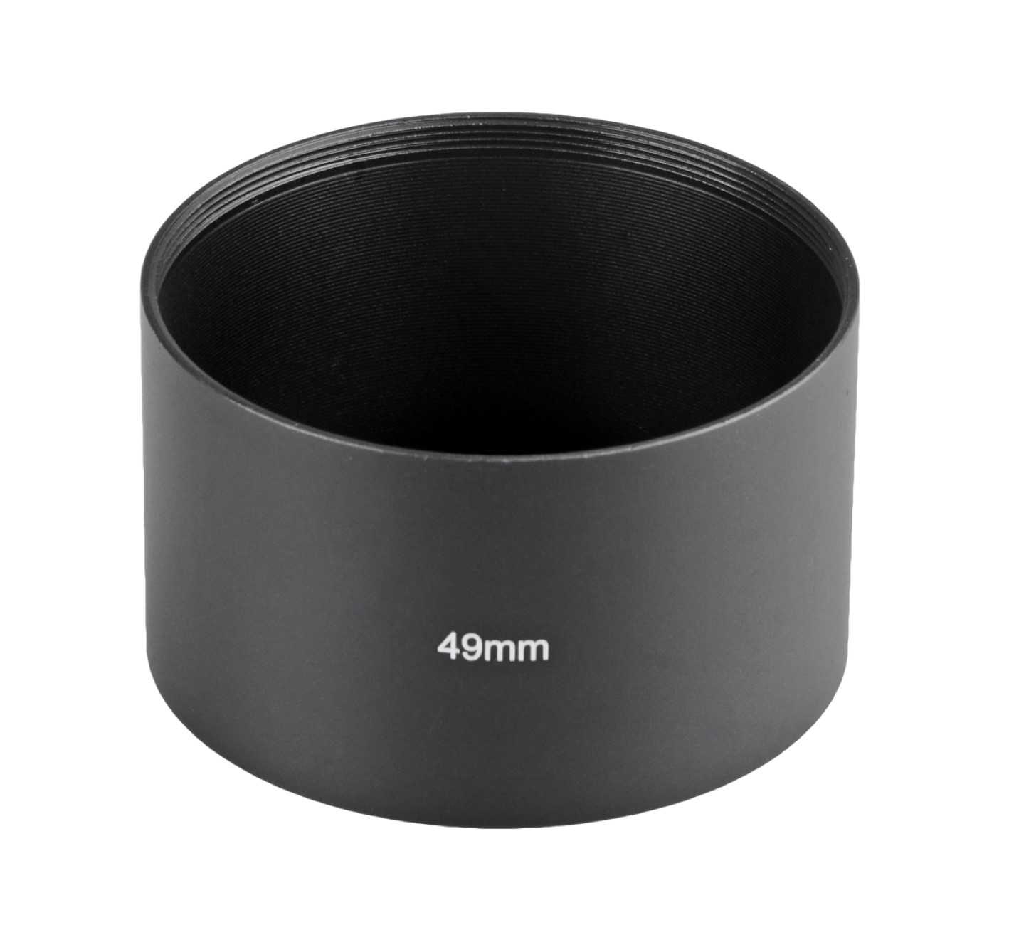 Schwarze 49-mm-Objektivsonnenblende. Zylindrische Form. Weißer Hintergrund.