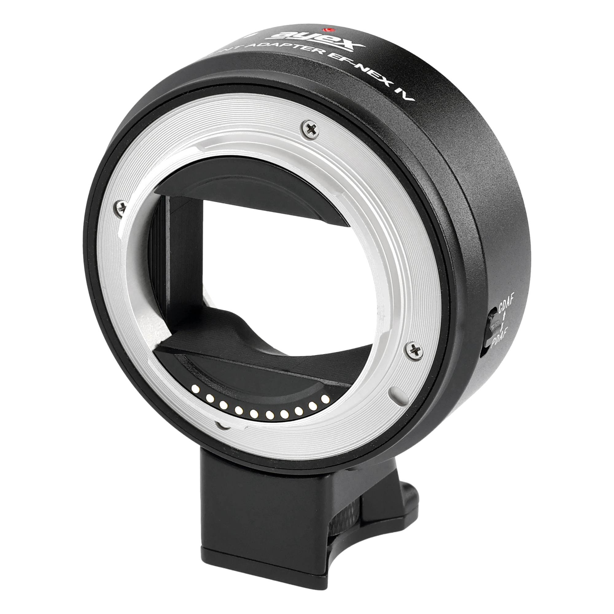 Schwarzer Objektivadapter für Kameras. Silberner Ring mit Schrauben. Solide schwarze Basis. Weißer Hintergrund.