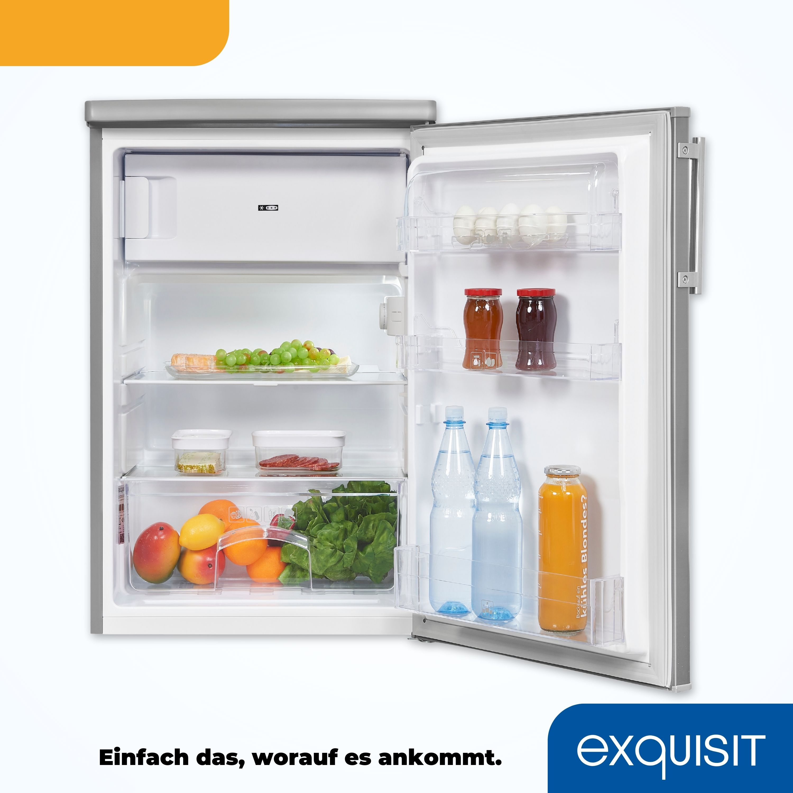 Offener Kühlschrank mit Lebensmitteln, wie Obst, Eiern und Getränken, auf weißem Grund.