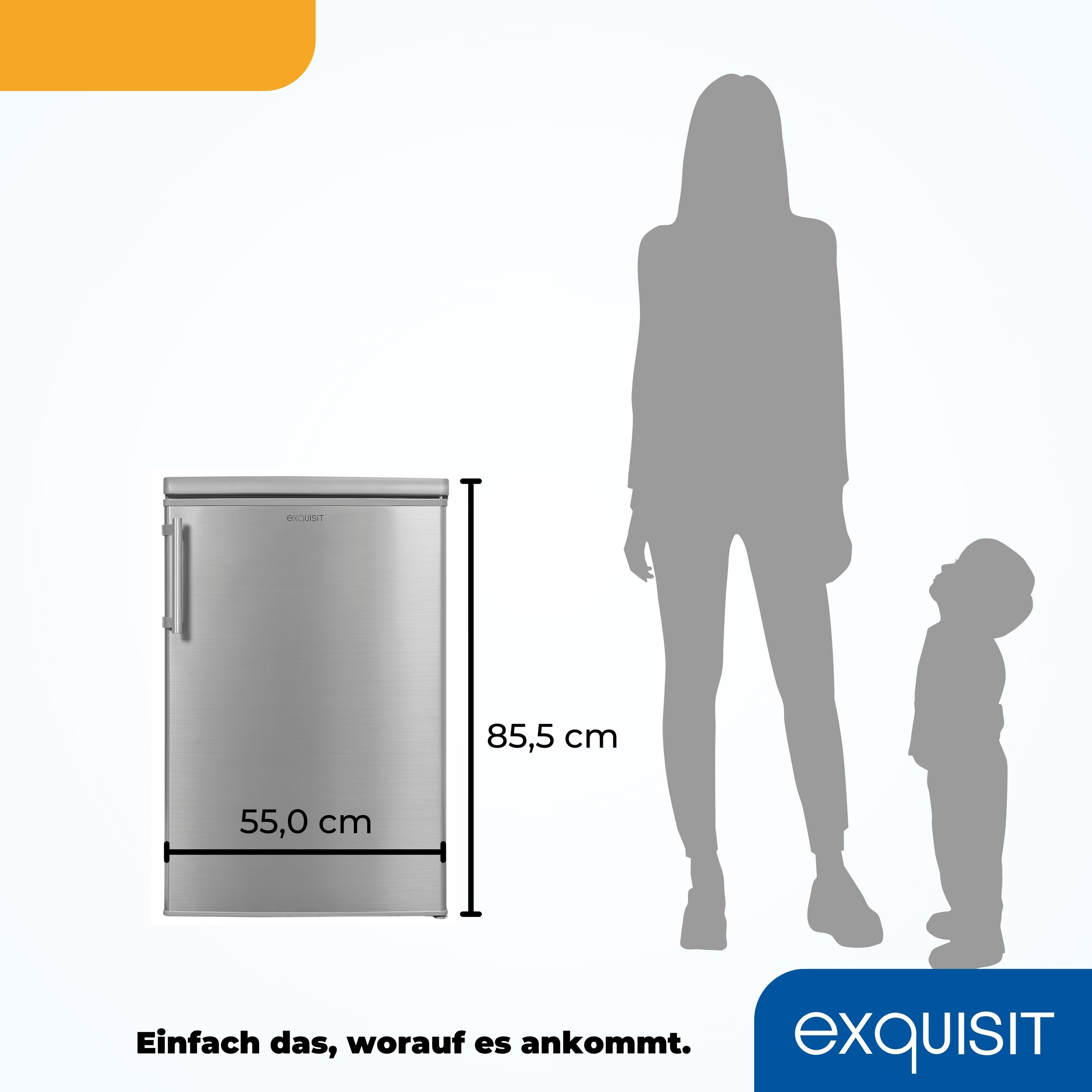 Silberner Kühlschrank mit Maßangaben. Person und Kind als Größenvergleich.