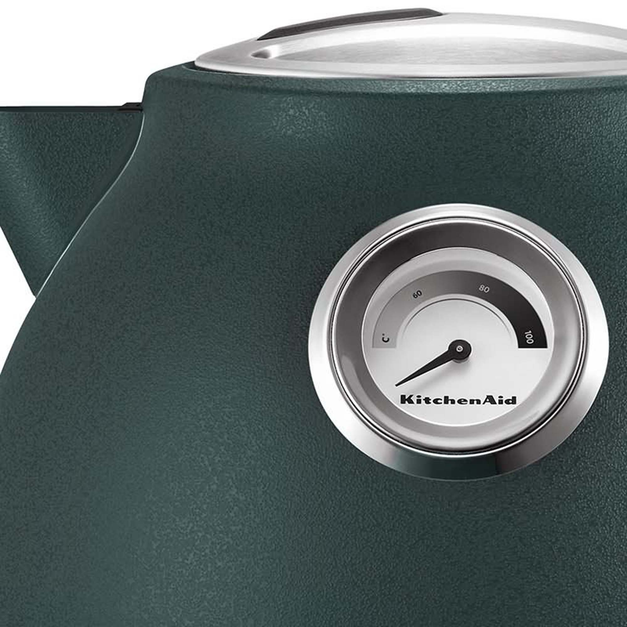 Nahaufnahme eines grünen KitchenAid-Wasserkochers mit Temperaturanzeige.
