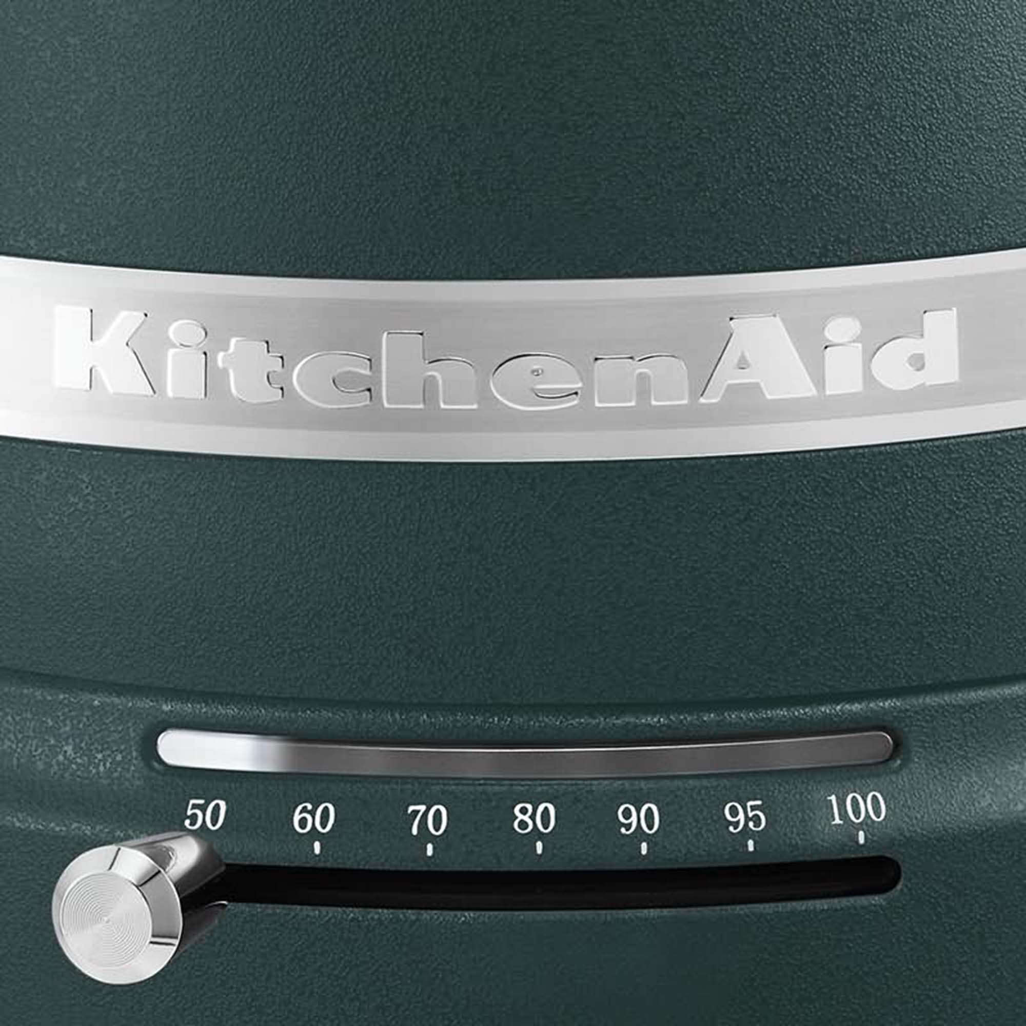 Nahaufnahme eines grünen KitchenAid-Geräts mit Skala von 50 bis 100. Das KitchenAid-Logo ist sichtbar.