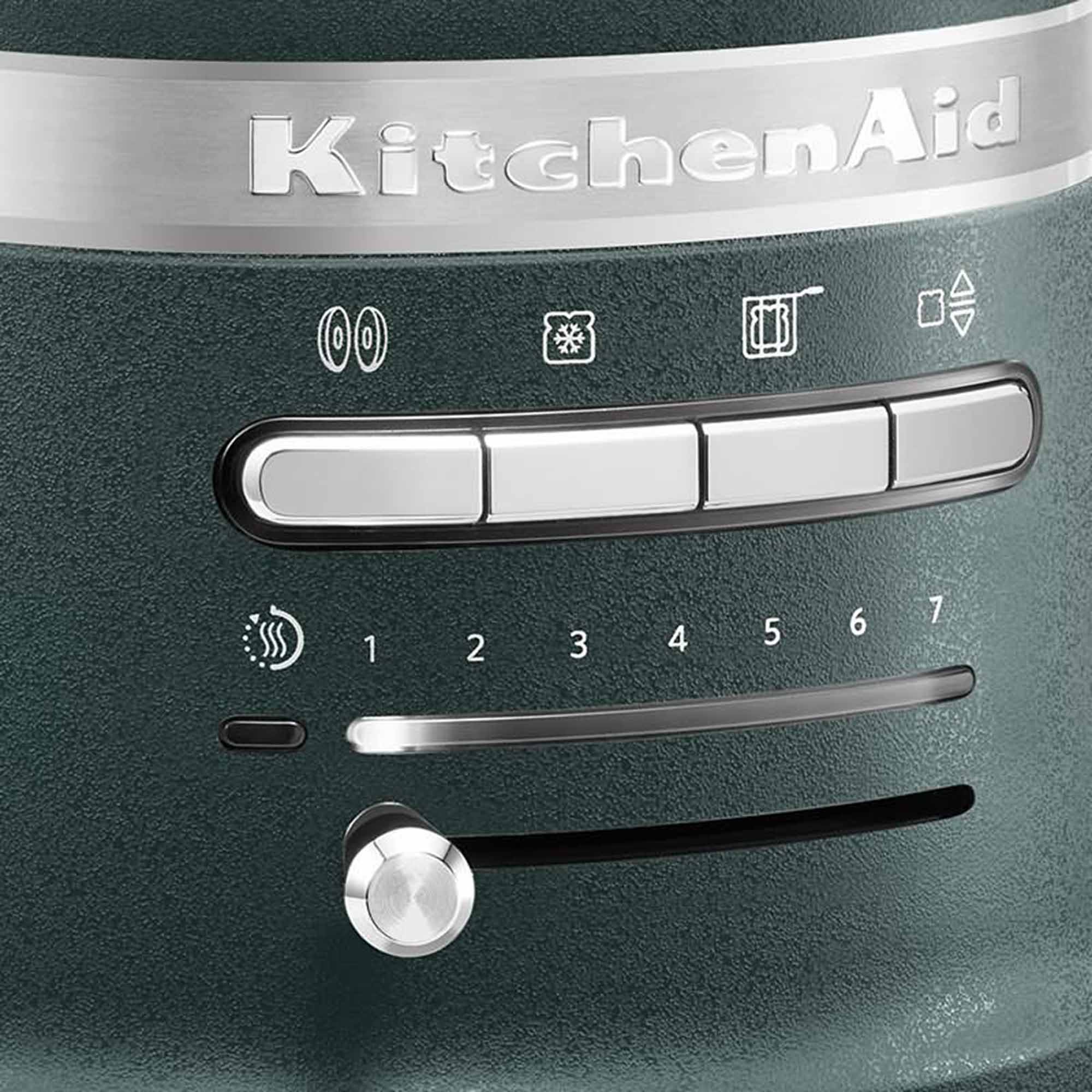 Primo piano del pannello di controllo di un mixer KitchenAid con pulsanti e numeri.