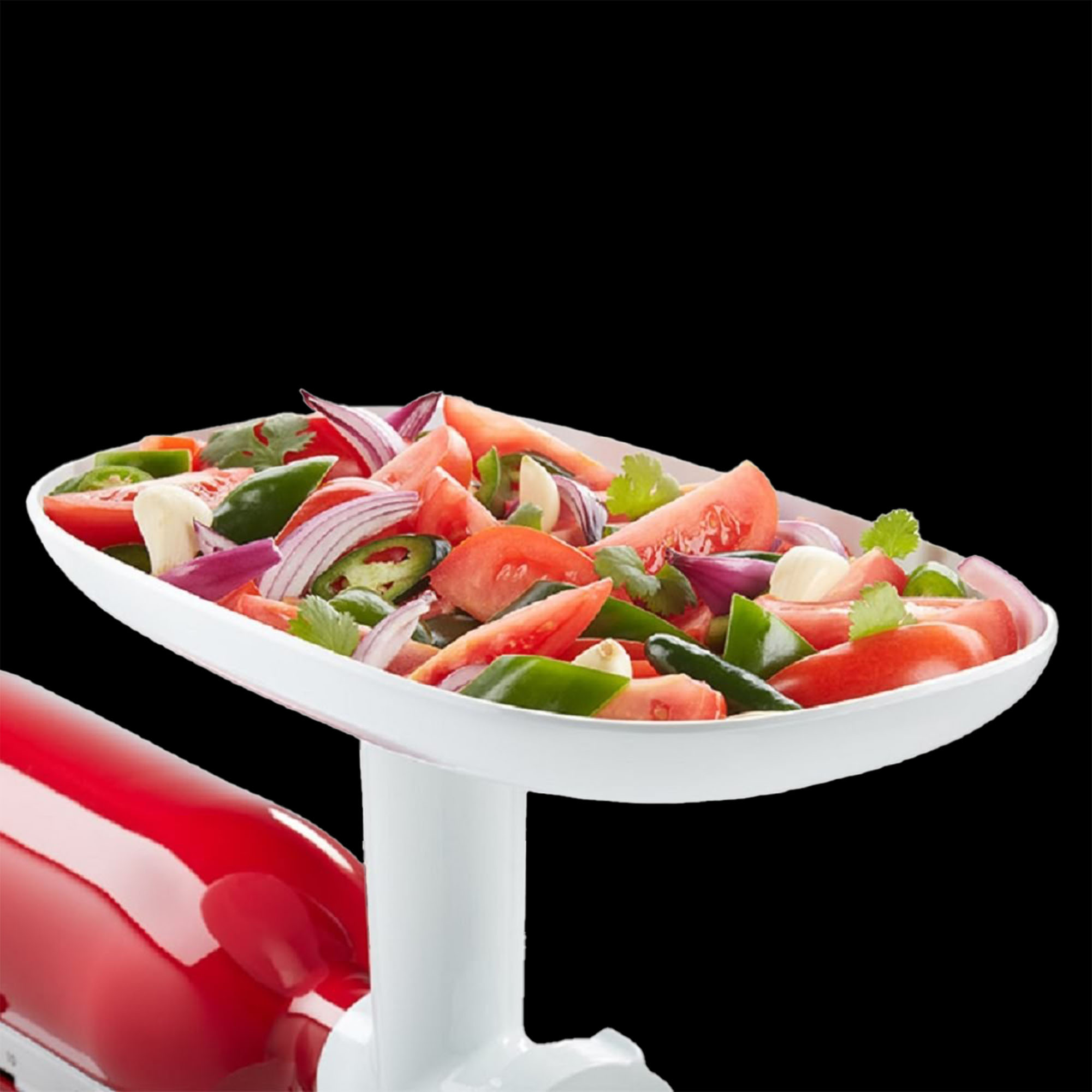 Robot da cucina bianco con un vassoio di verdure tritate. Sono visibili colori rosso, verde, bianco e rosso.