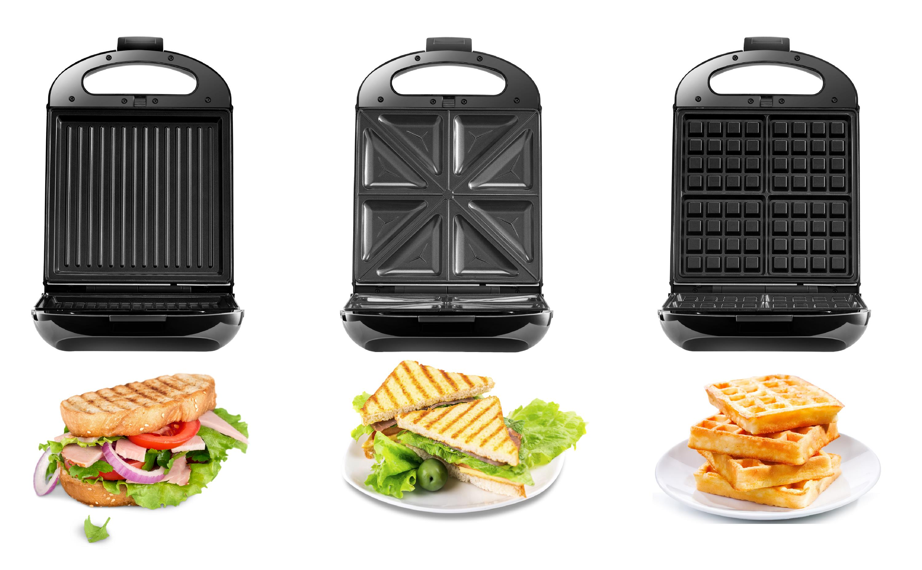 Drei schwarze Sandwichmaker mit unterschiedlichen Platten. Unten sind Sandwiches und Waffeln.