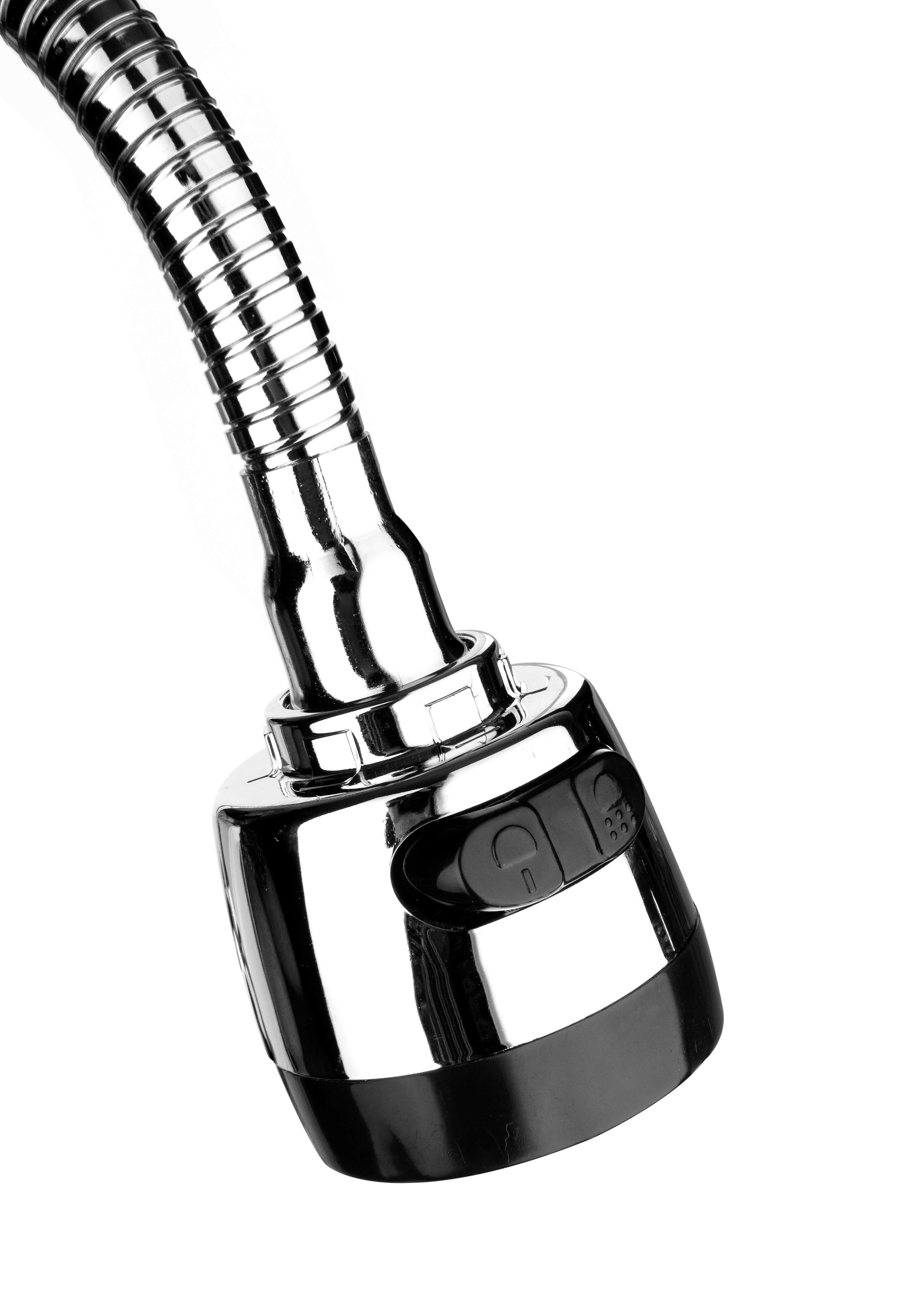 Ein verchromter Küchenarmaturkopf mit flexiblem, gewelltem Metallschlauch.