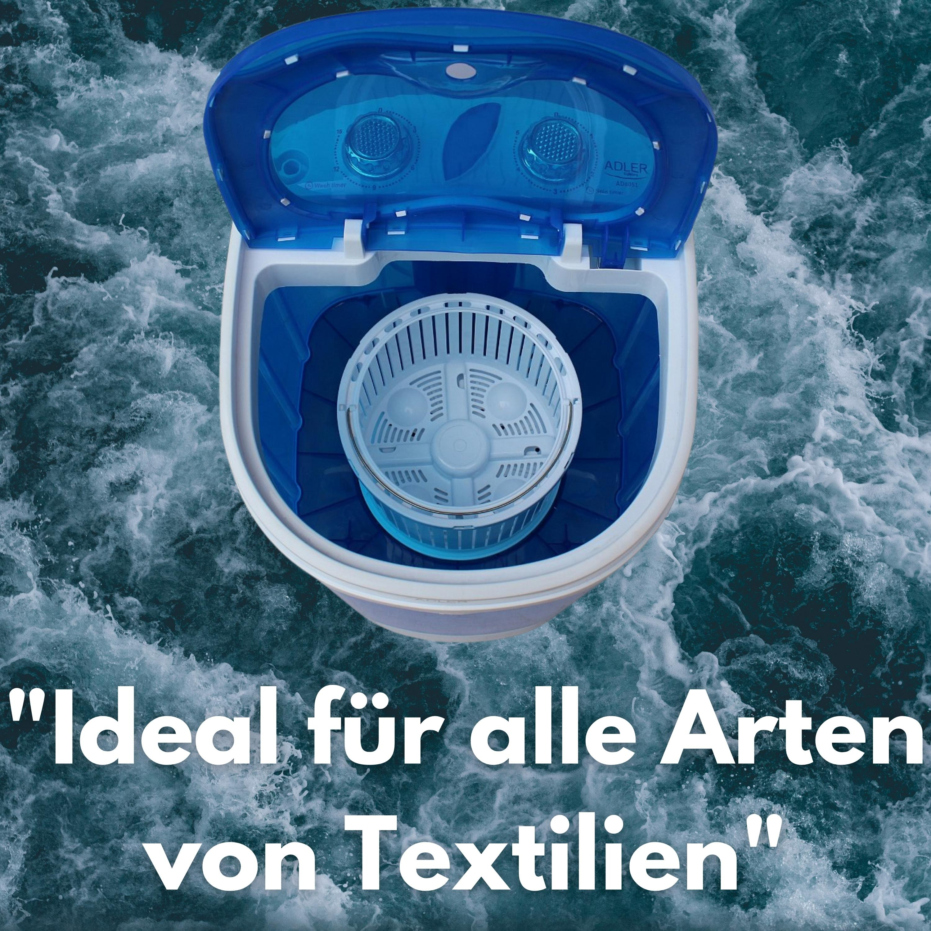 Eine tragbare Waschmaschine in Weiß und Blau. Sie hat einen offenen Deckel und einen Korb.