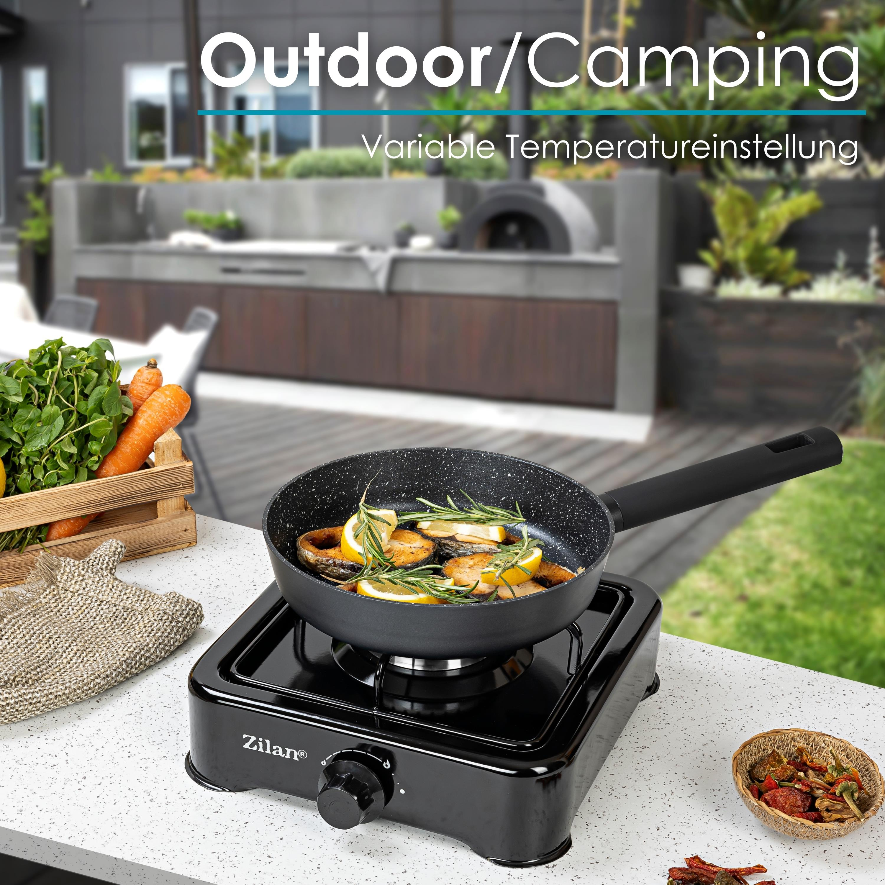 Outdoor-Kochaufbau. Pfanne mit Essen auf einem tragbaren Herd. Text: Outdoor/Camping.