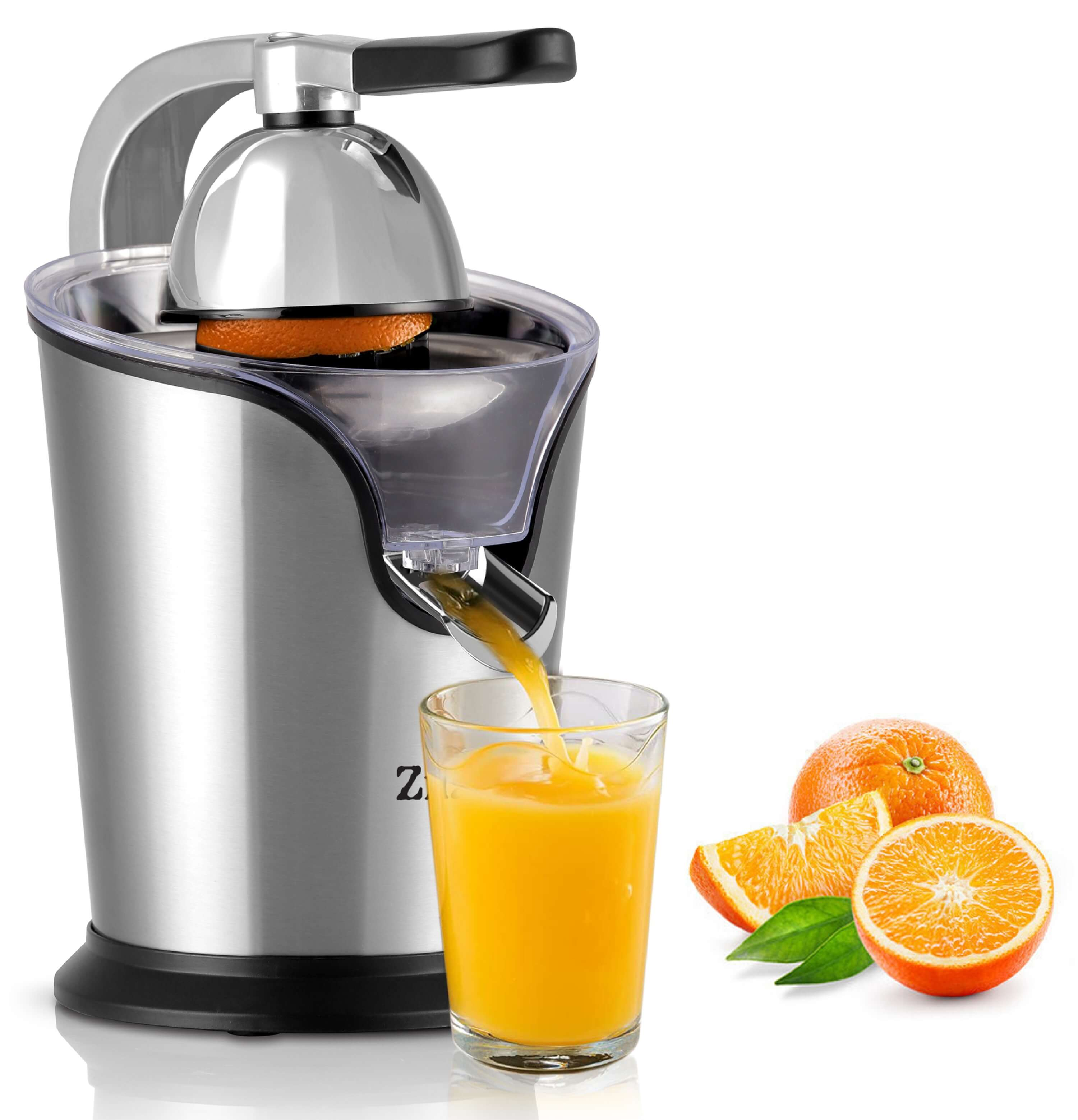 Ein silberner und schwarzer Zitrusentsafter, der eine Orange auspresst. Ein Glas Saft und Orangenscheiben daneben.