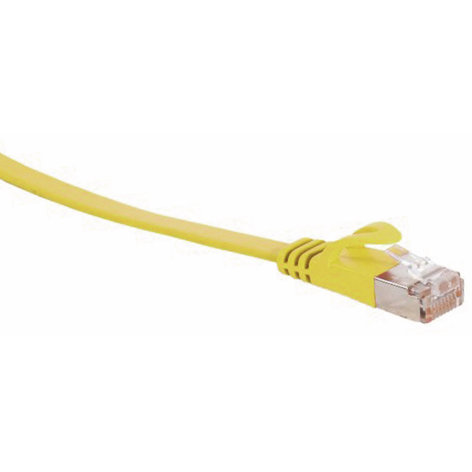 Gelbes Ethernet-Kabel mit Stecker, auf weißem Hintergrund.