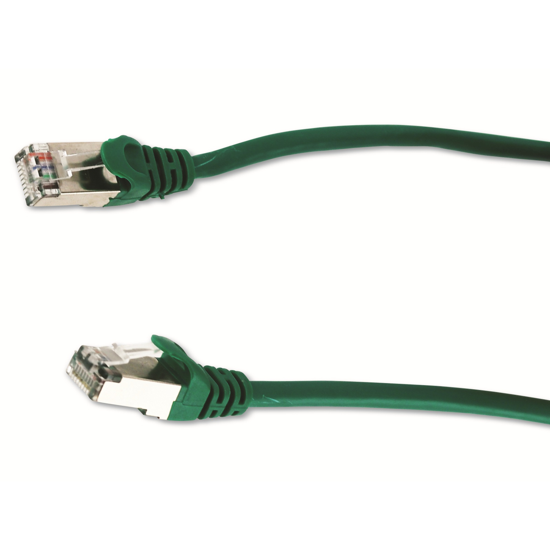 Due cavi Ethernet verdi con connettori argentati. Sfondo bianco.