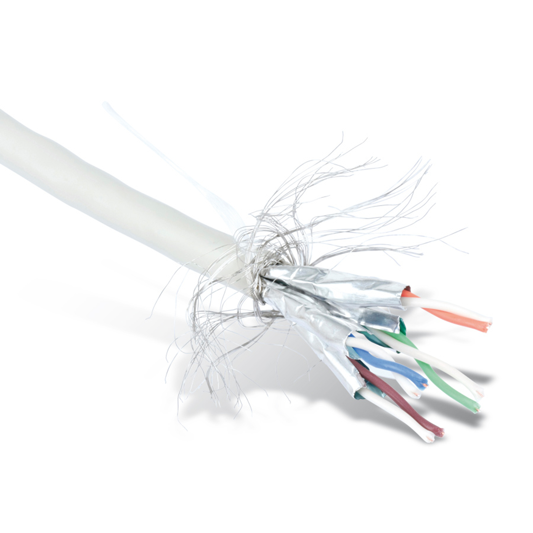 Aufgeschnittenes weißes Kabel mit freiliegenden Drähten. Auf weißem Hintergrund.