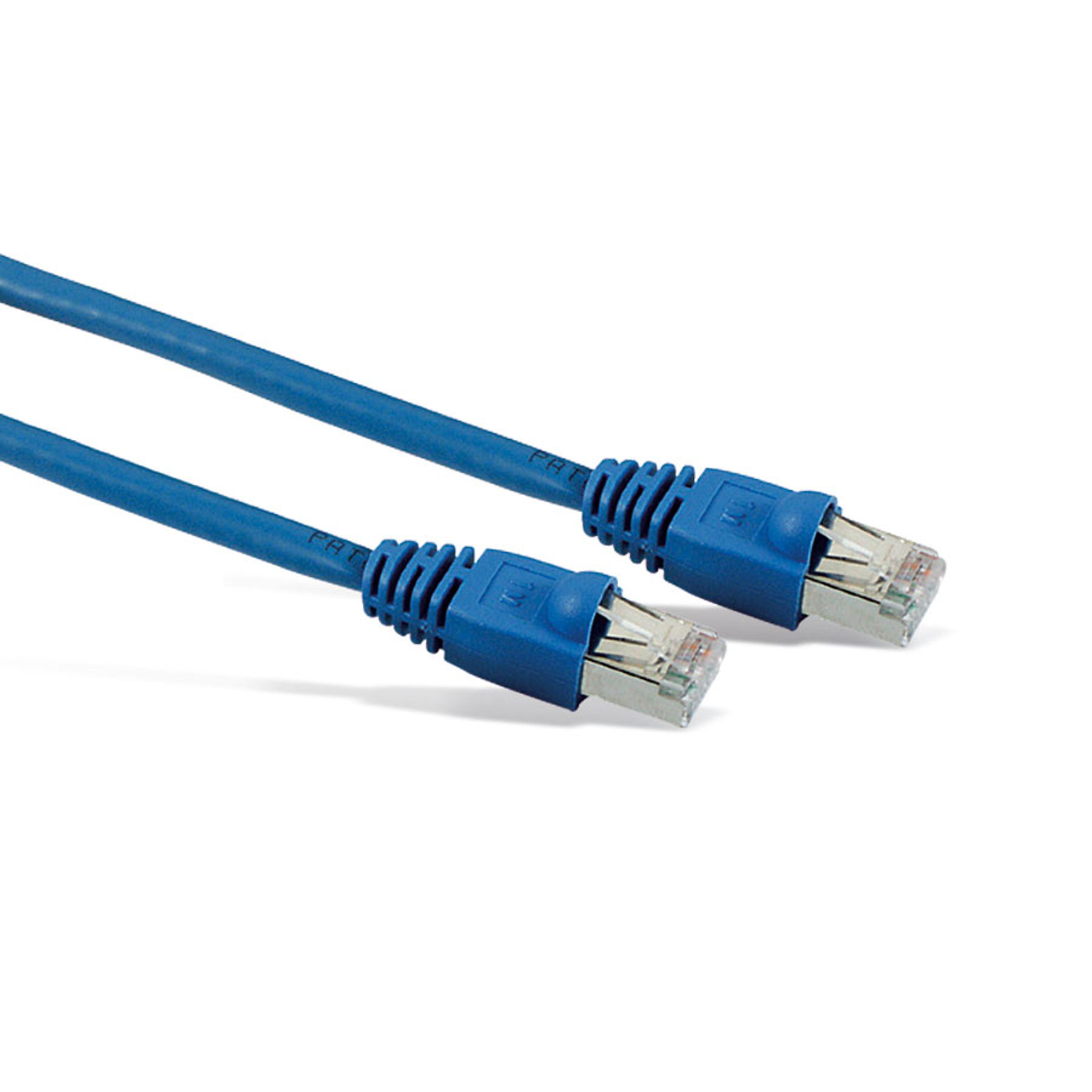 Niebieski kabel sieciowy ze złączami na obu końcach. Białe tło.