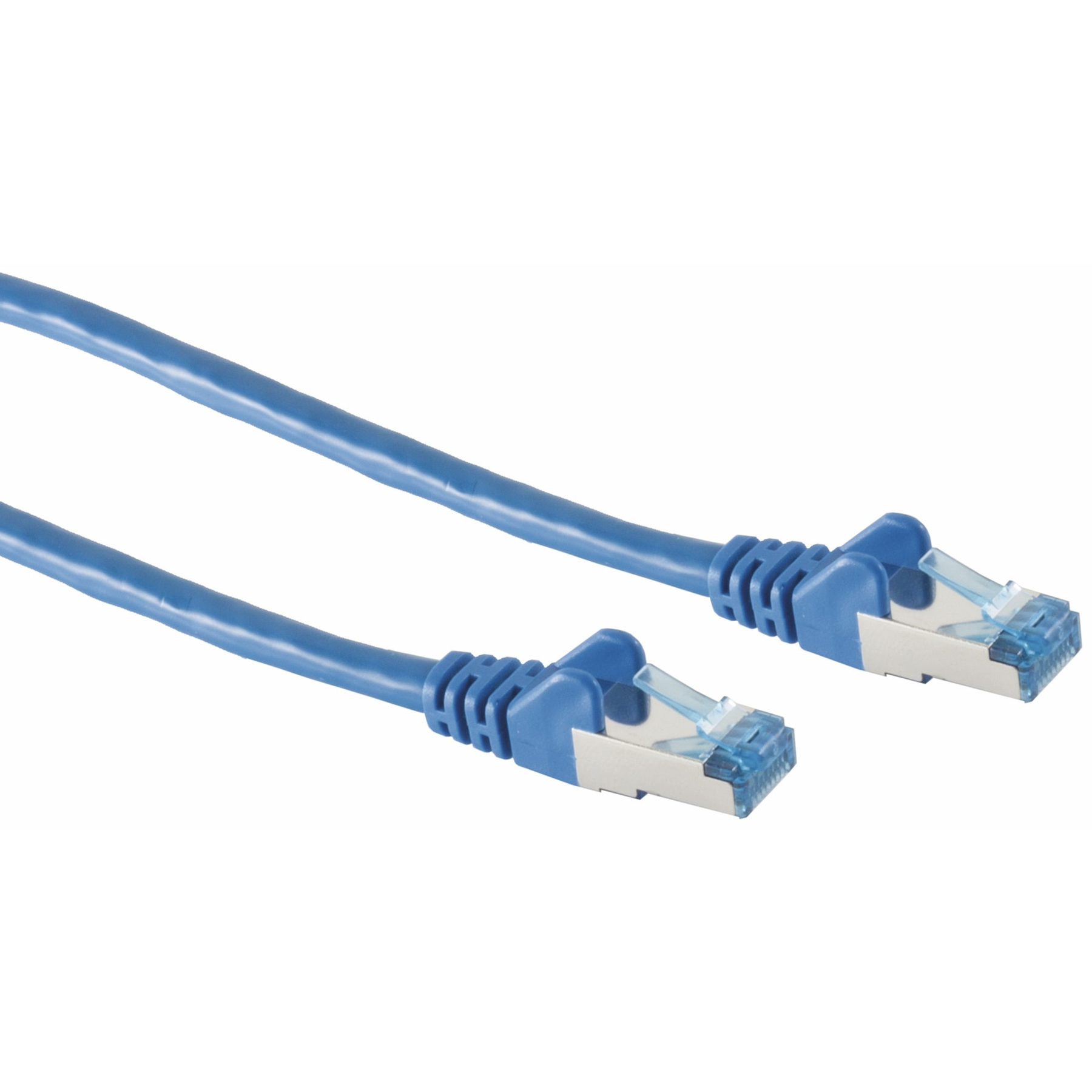Niebieski kabel Ethernet ze złączami. Ma klipsy i metalowe ekranowanie. Białe tło.