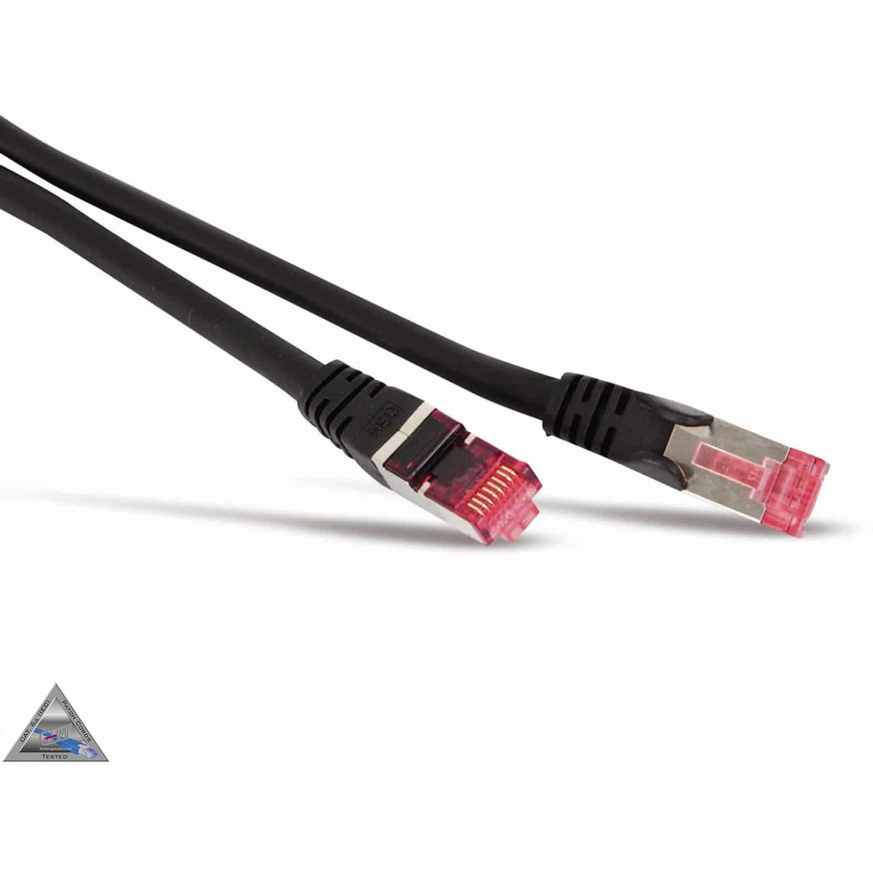 Schwarzes Ethernet-Kabel mit roten Steckern, isoliert auf weißem Hintergrund. Der Stecker ist sichtbar.