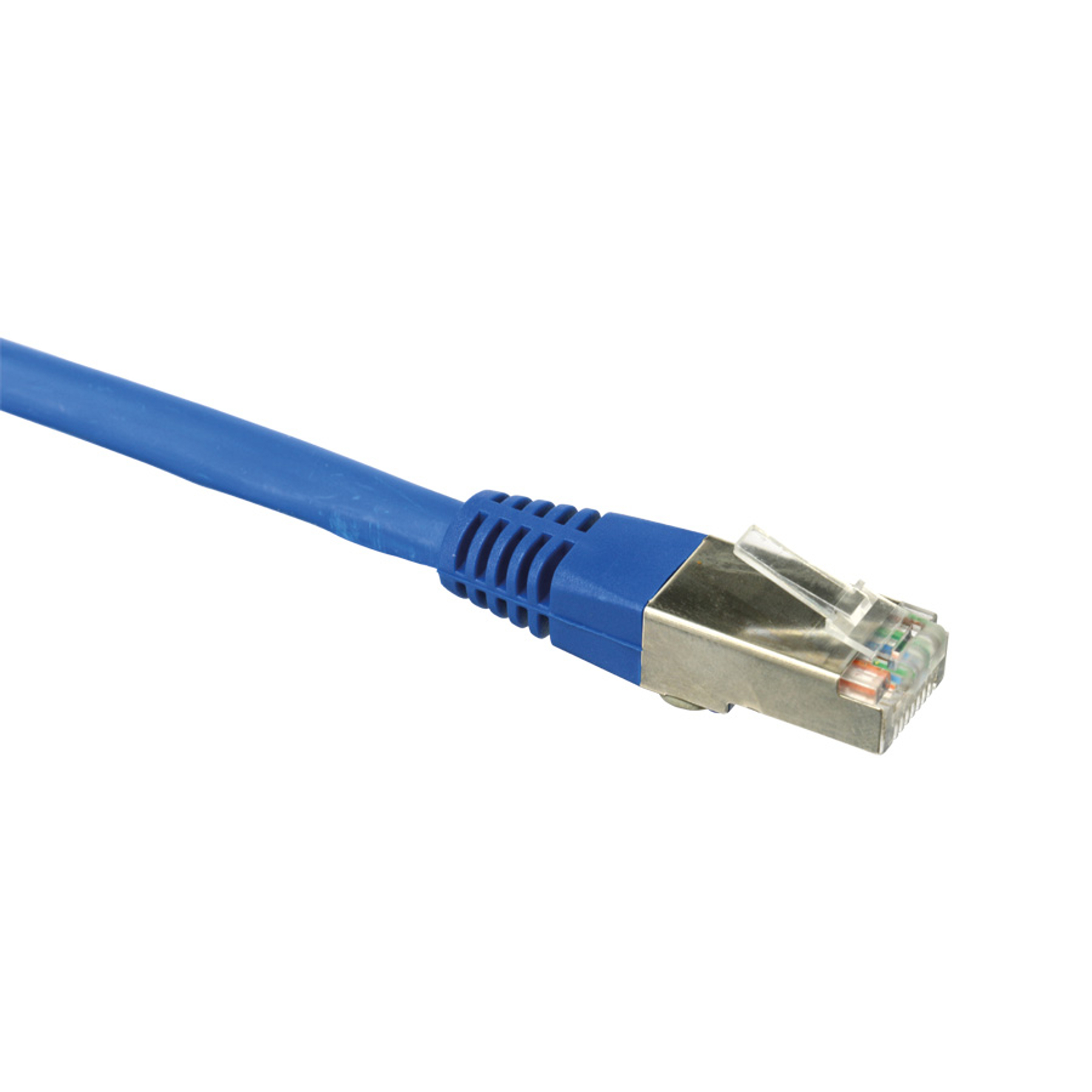 Niebieski kabel sieciowy z wtyczką. Kabel jest na pierwszym planie.