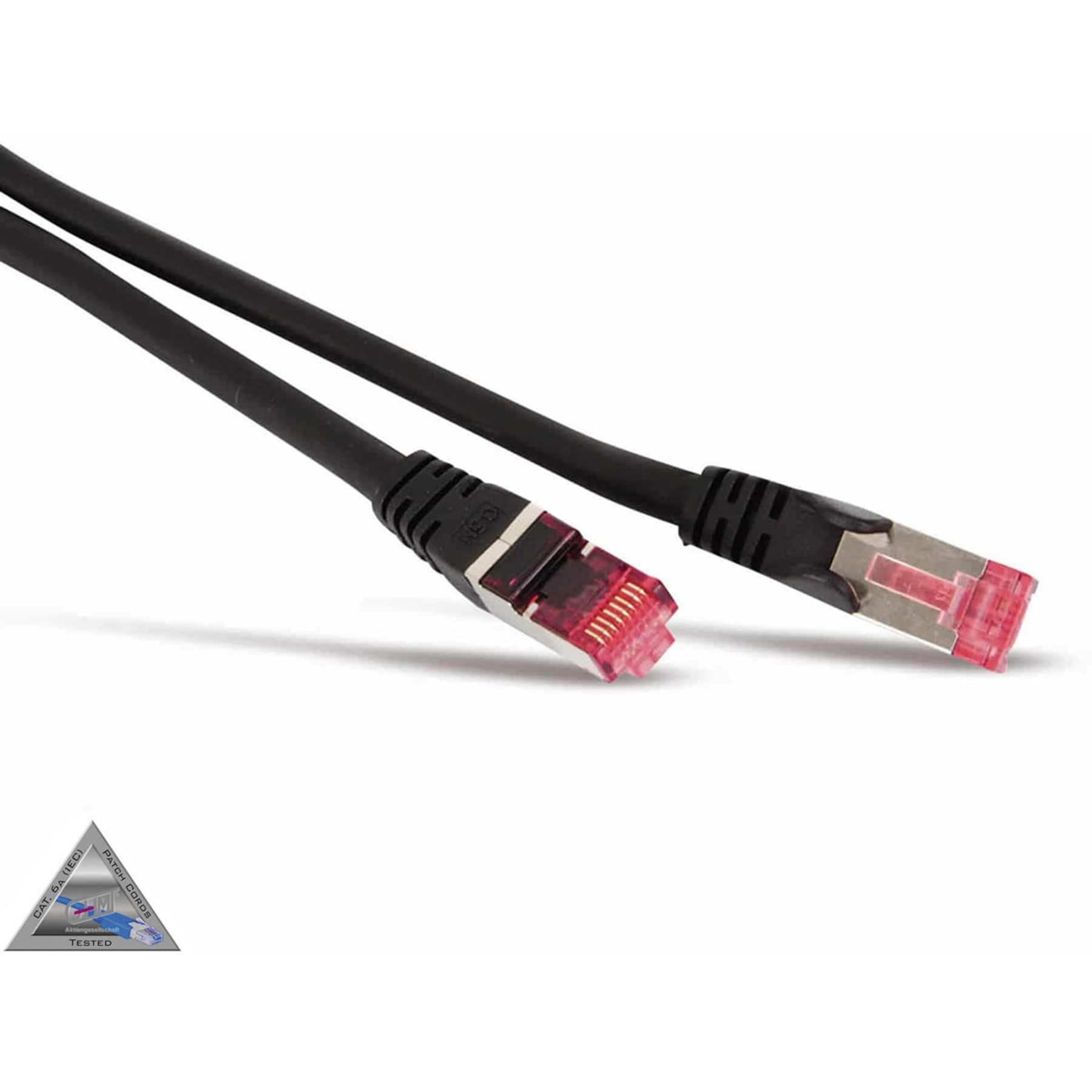 Schwarzes Ethernet-Kabel mit roten Steckern. Nahaufnahme. Weißer Hintergrund.