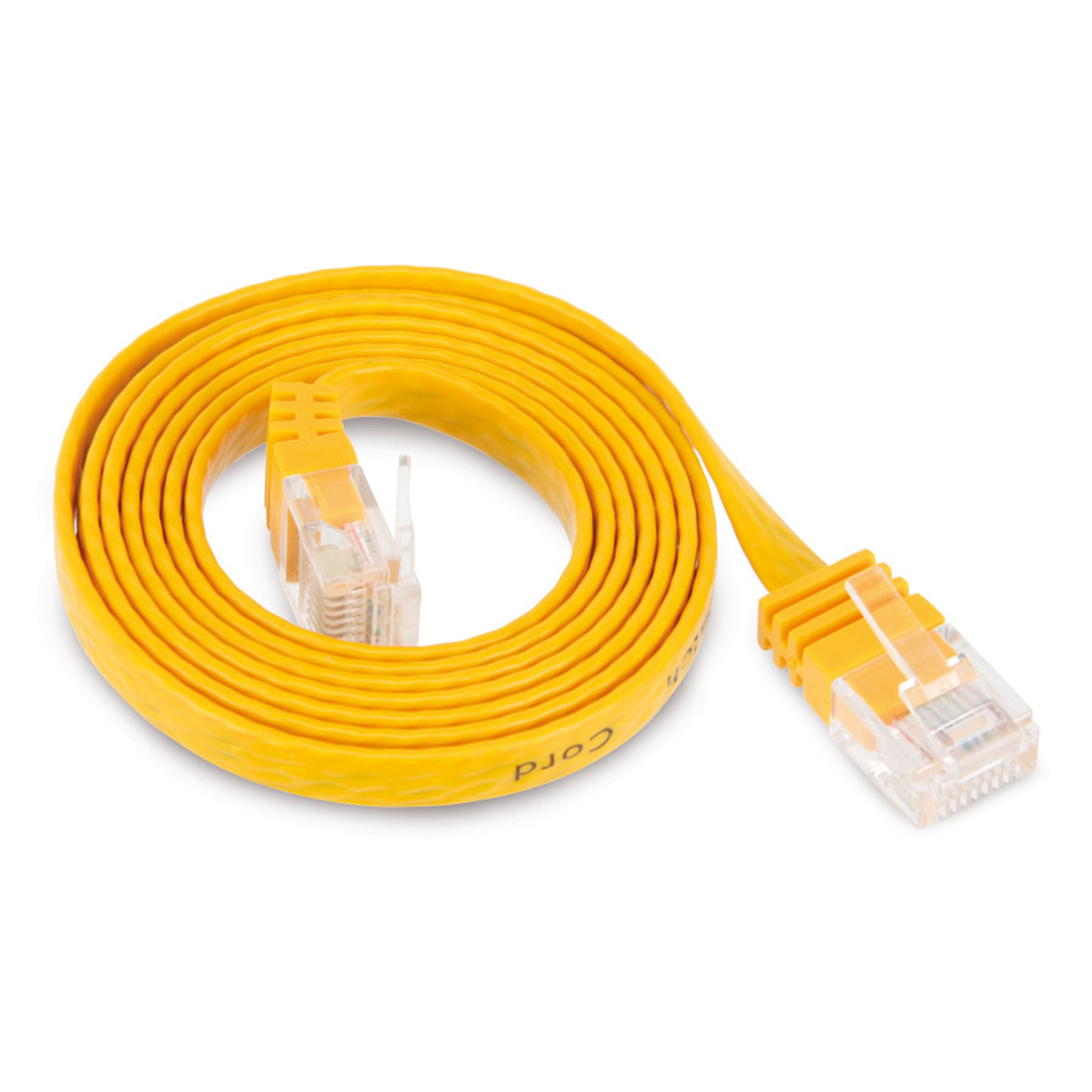 Gelbes Ethernet-Kabel auf weißer Oberfläche aufgerollt. Anschlüsse an beiden Enden sichtbar.
