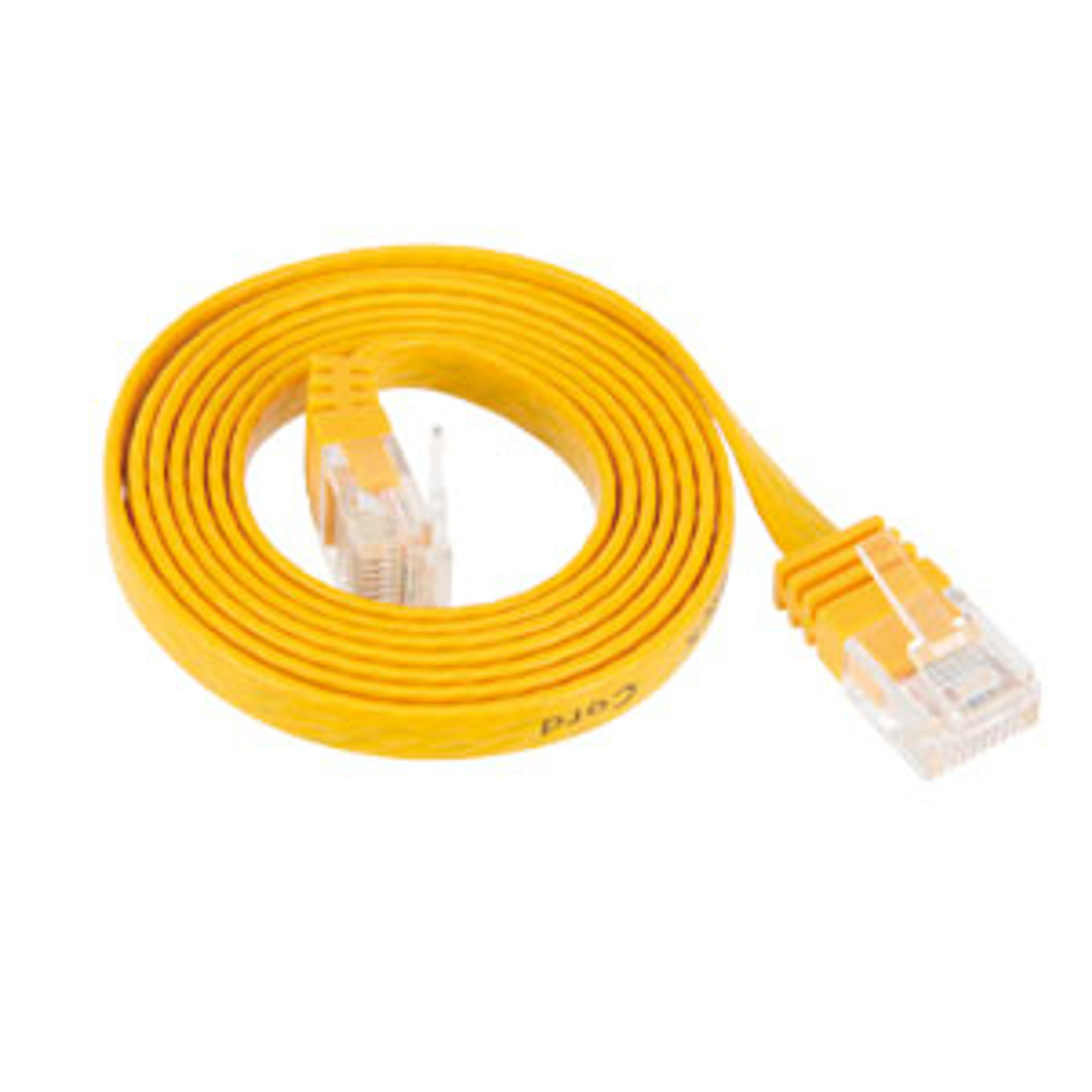 Un cavo Ethernet giallo con connettori arancioni, arrotolato su sfondo bianco.